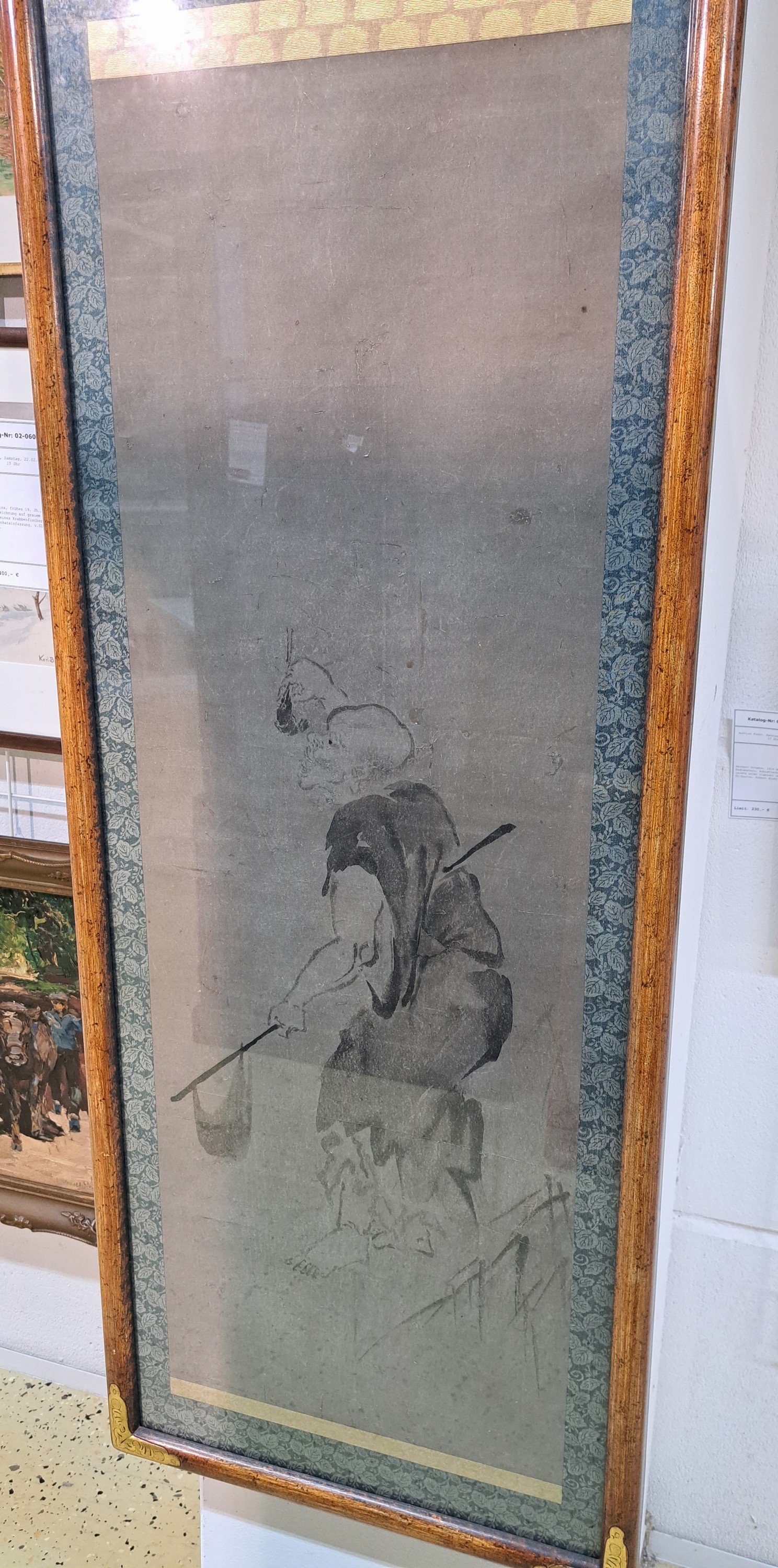 Detail m: Rollbild, China, frühes 19. Jh., Tuschpinselzeichnung auf grauem Papier, Darstellung eines Krabbenfischers, ca. 107x37cm, Brokateinfassung, u.Gl., ...