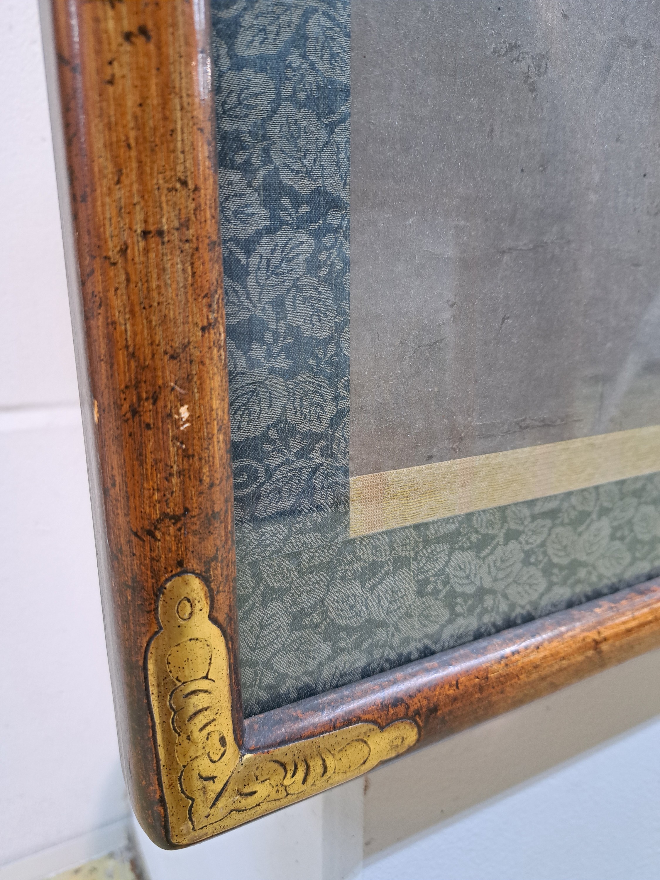 Detail n: Rollbild, China, frühes 19. Jh., Tuschpinselzeichnung auf grauem Papier, Darstellung eines Krabbenfischers, ca. 107x37cm, Brokateinfassung, u.Gl., ...