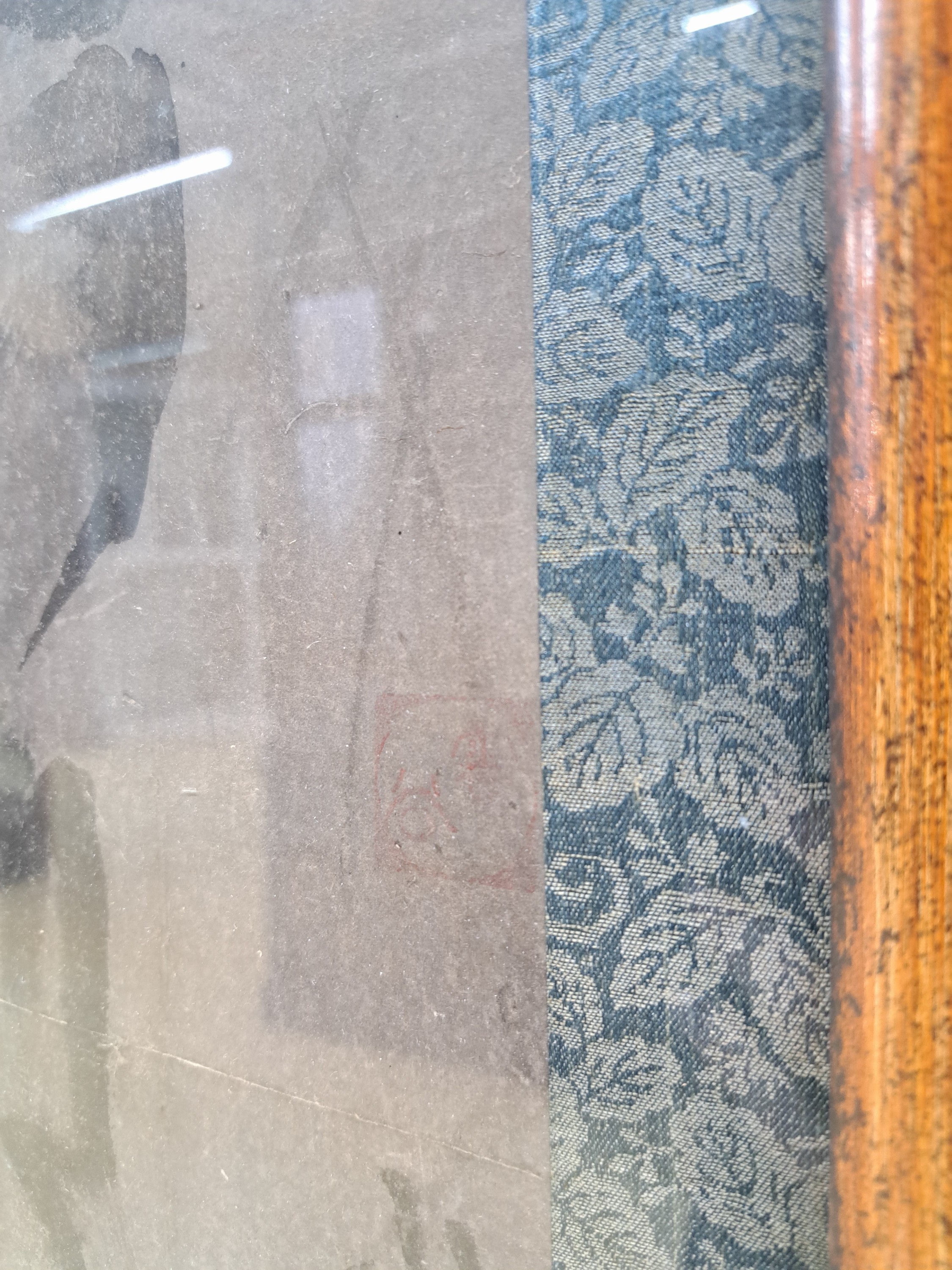 Detail q: Rollbild, China, frühes 19. Jh., Tuschpinselzeichnung auf grauem Papier, Darstellung eines Krabbenfischers, ca. 107x37cm, Brokateinfassung, u.Gl., ...