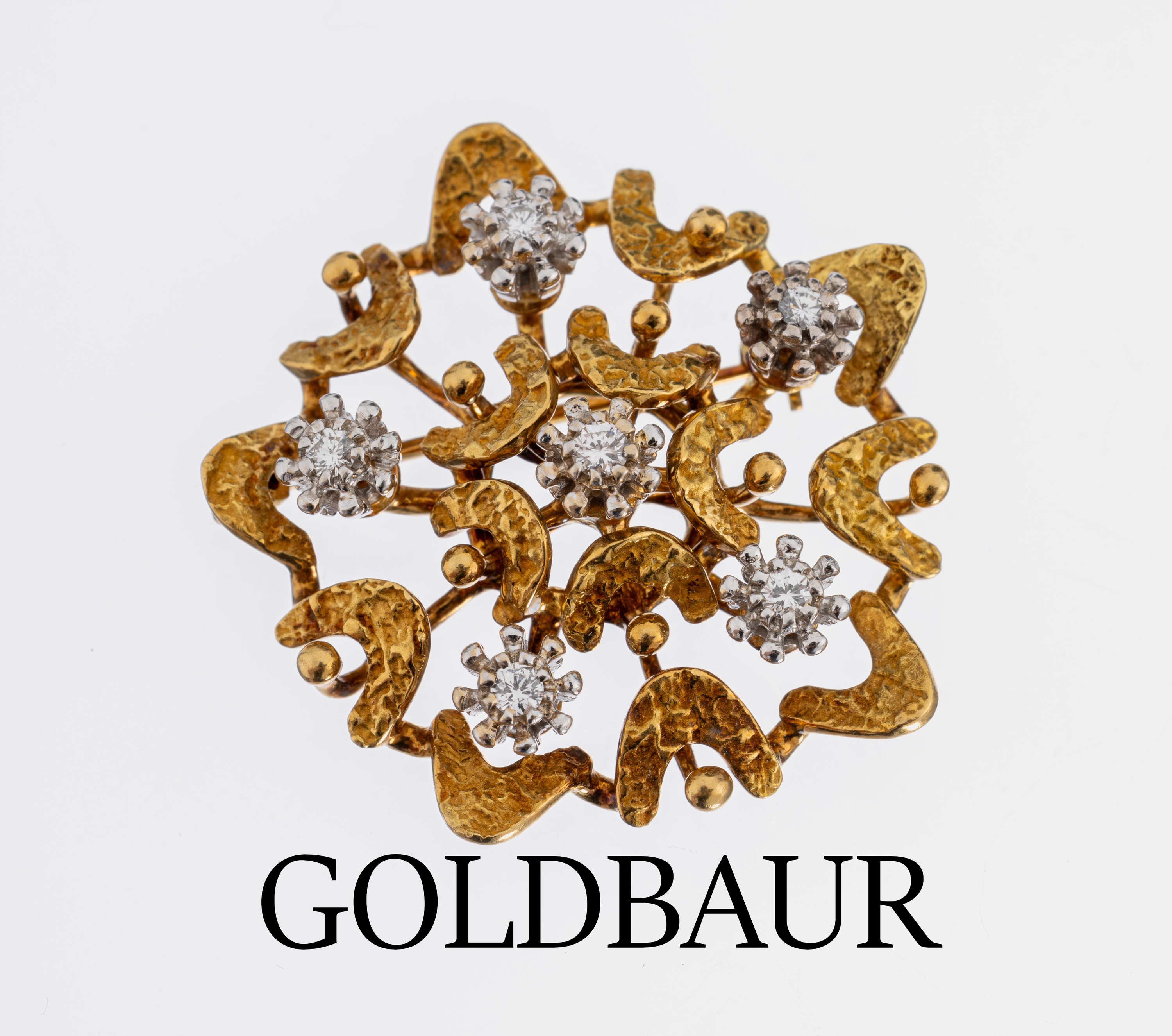 18 kt Gold Brillant-Brosche, GG/WG 750/000, Meistermarke GOLDBAUR, strukturiert, 6 Brillanten zus. ca. 0.30 ct Weiß/si, ca. 13.2 g, D. ca. 3 cm