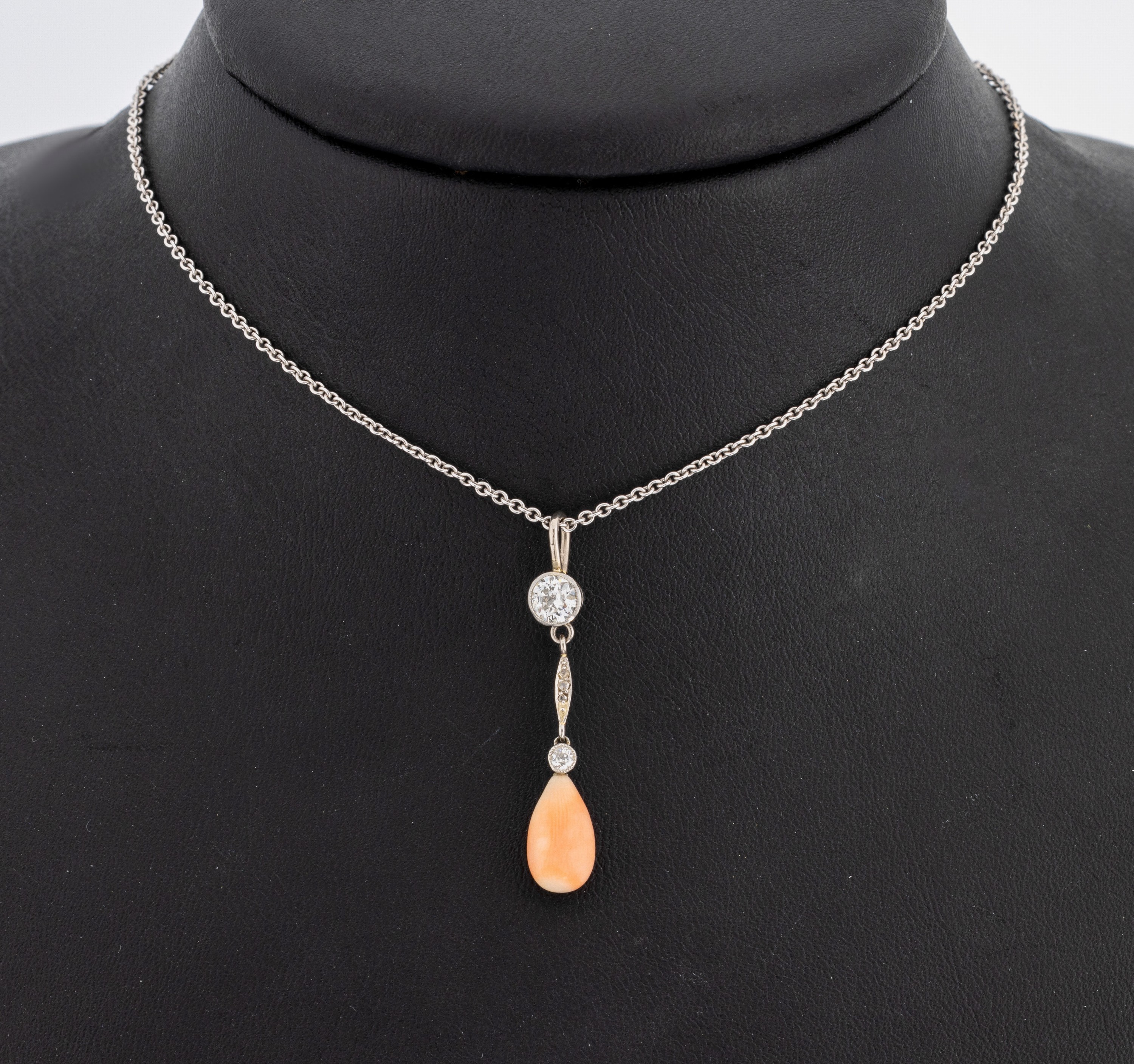 18 kt Gold Korall-Diamant-Anhänger, an Kette, um 1930, WG/GG 750/000 gepr., Engelhautkoralle als Abhängung (matt.), 3 Altschliff-Diamanten und 3 ...