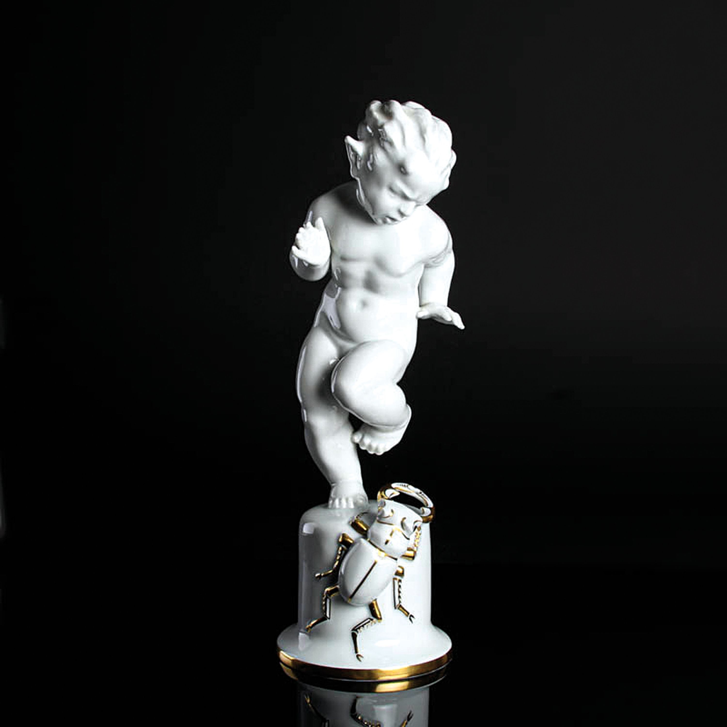 Porzellanfigur Faun mit Hirschkäfer, Lorenz Hutschenreuther, Kunstabteilung Selb, 1920/30er-Jahre, Porzellan, Goldstaffage, vor einem Hirschkäfer ...