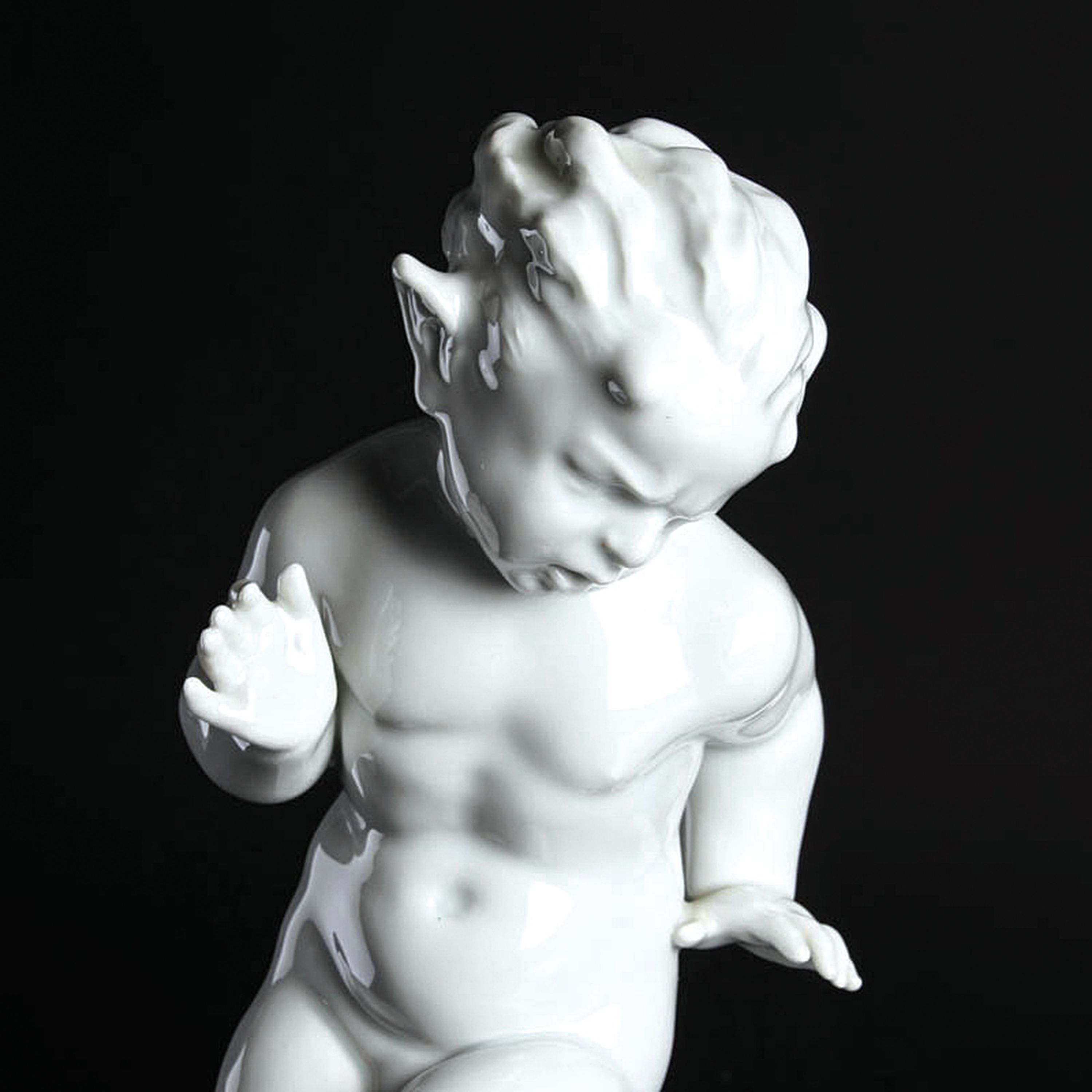 Detail a: Porzellanfigur Faun mit Hirschkäfer, Lorenz Hutschenreuther, Kunstabteilung Selb, 1920/30er-Jahre, Porzellan, Goldstaffage, vor einem Hirschkäfer ...
