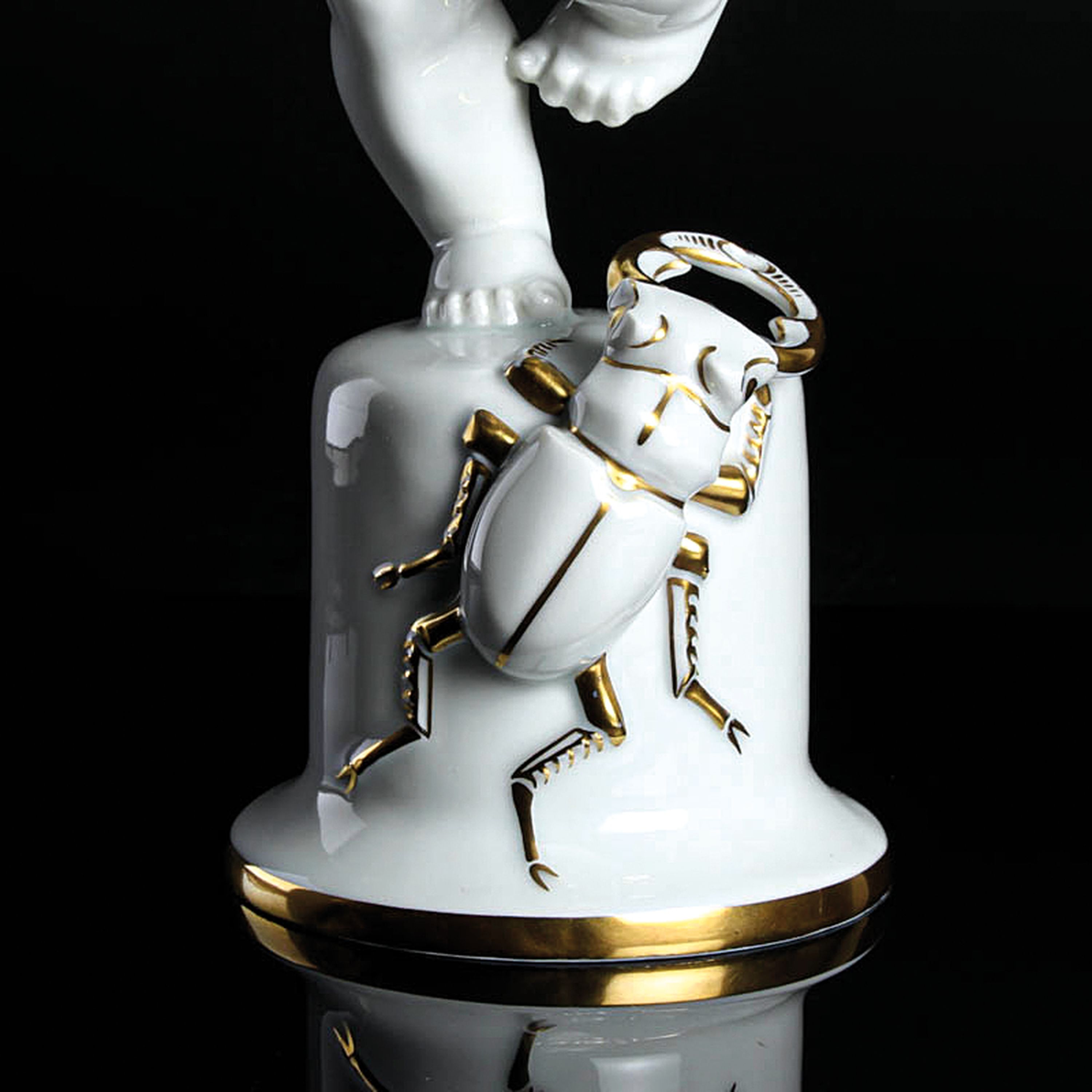 Detail b: Porzellanfigur Faun mit Hirschkäfer, Lorenz Hutschenreuther, Kunstabteilung Selb, 1920/30er-Jahre, Porzellan, Goldstaffage, vor einem Hirschkäfer ...