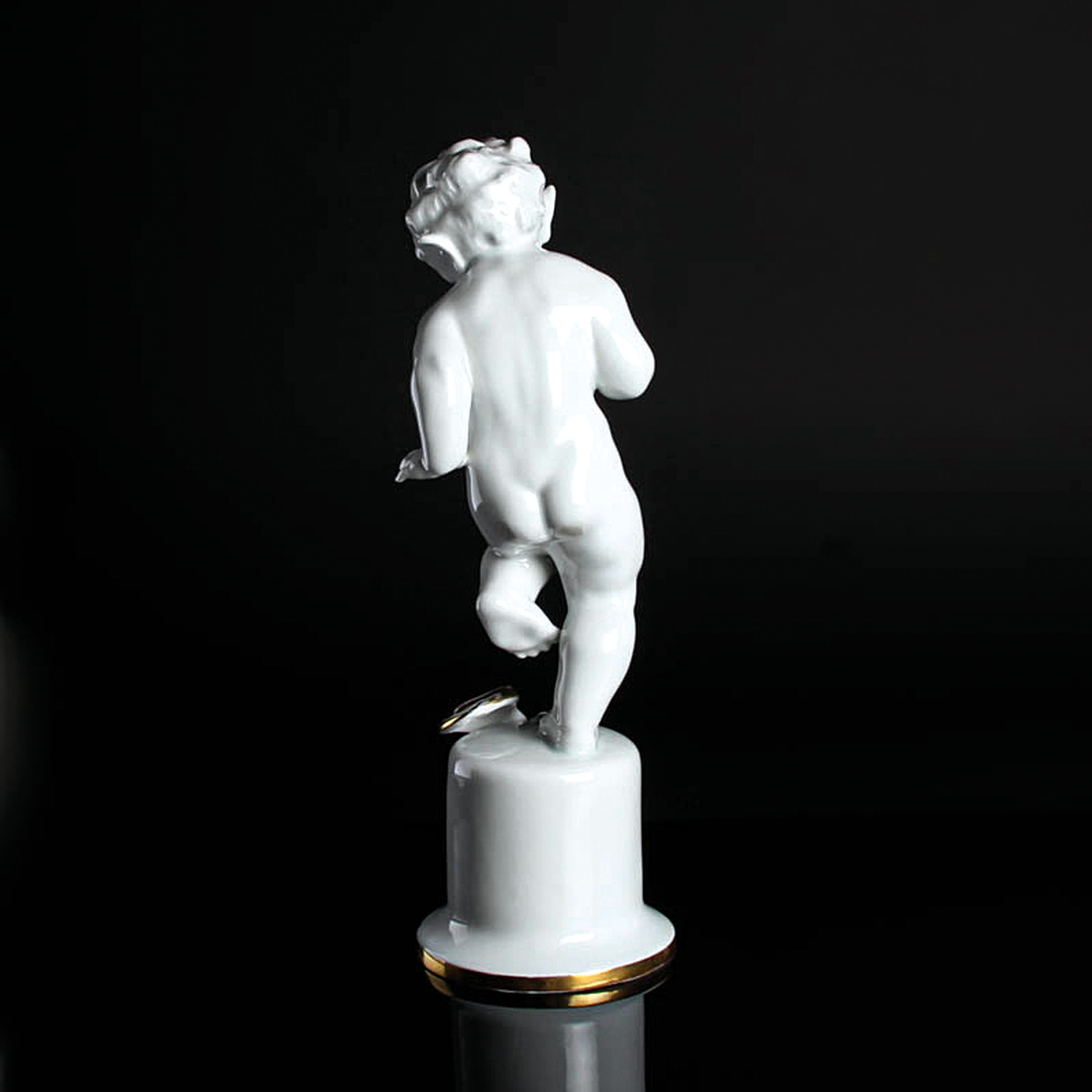 Detail c: Porzellanfigur Faun mit Hirschkäfer, Lorenz Hutschenreuther, Kunstabteilung Selb, 1920/30er-Jahre, Porzellan, Goldstaffage, vor einem Hirschkäfer ...