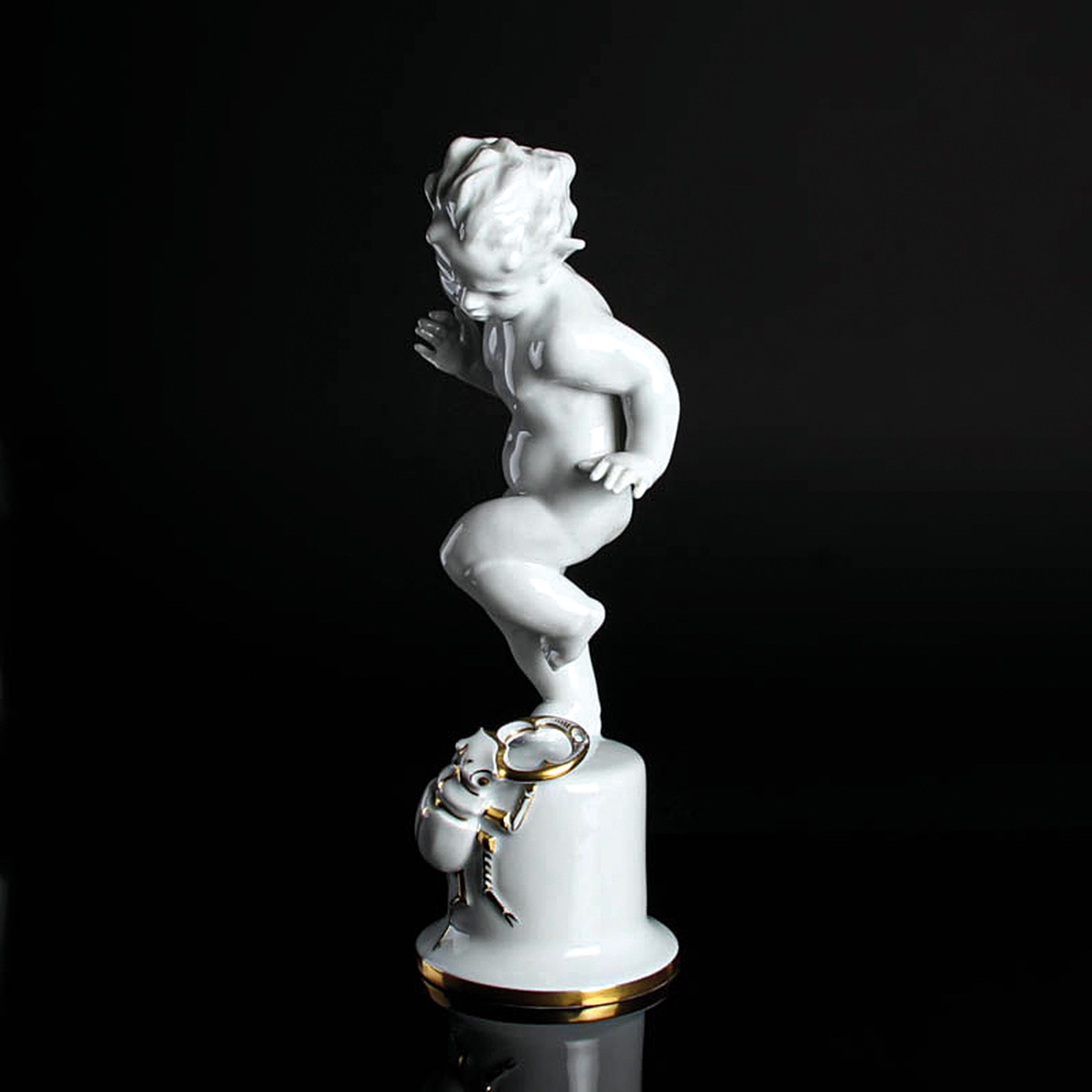 Detail d: Porzellanfigur Faun mit Hirschkäfer, Lorenz Hutschenreuther, Kunstabteilung Selb, 1920/30er-Jahre, Porzellan, Goldstaffage, vor einem Hirschkäfer ...