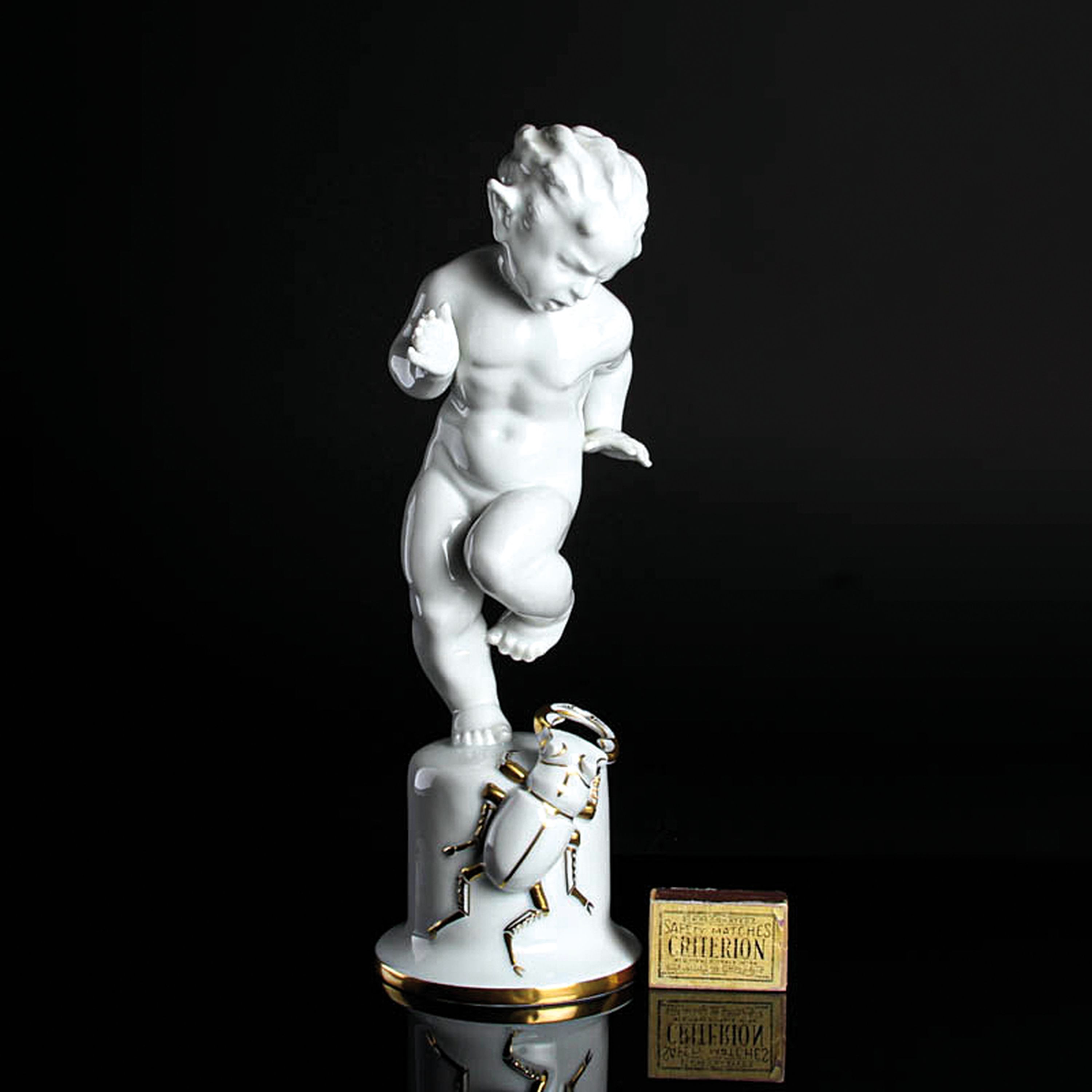 Detail f: Porzellanfigur Faun mit Hirschkäfer, Lorenz Hutschenreuther, Kunstabteilung Selb, 1920/30er-Jahre, Porzellan, Goldstaffage, vor einem Hirschkäfer ...
