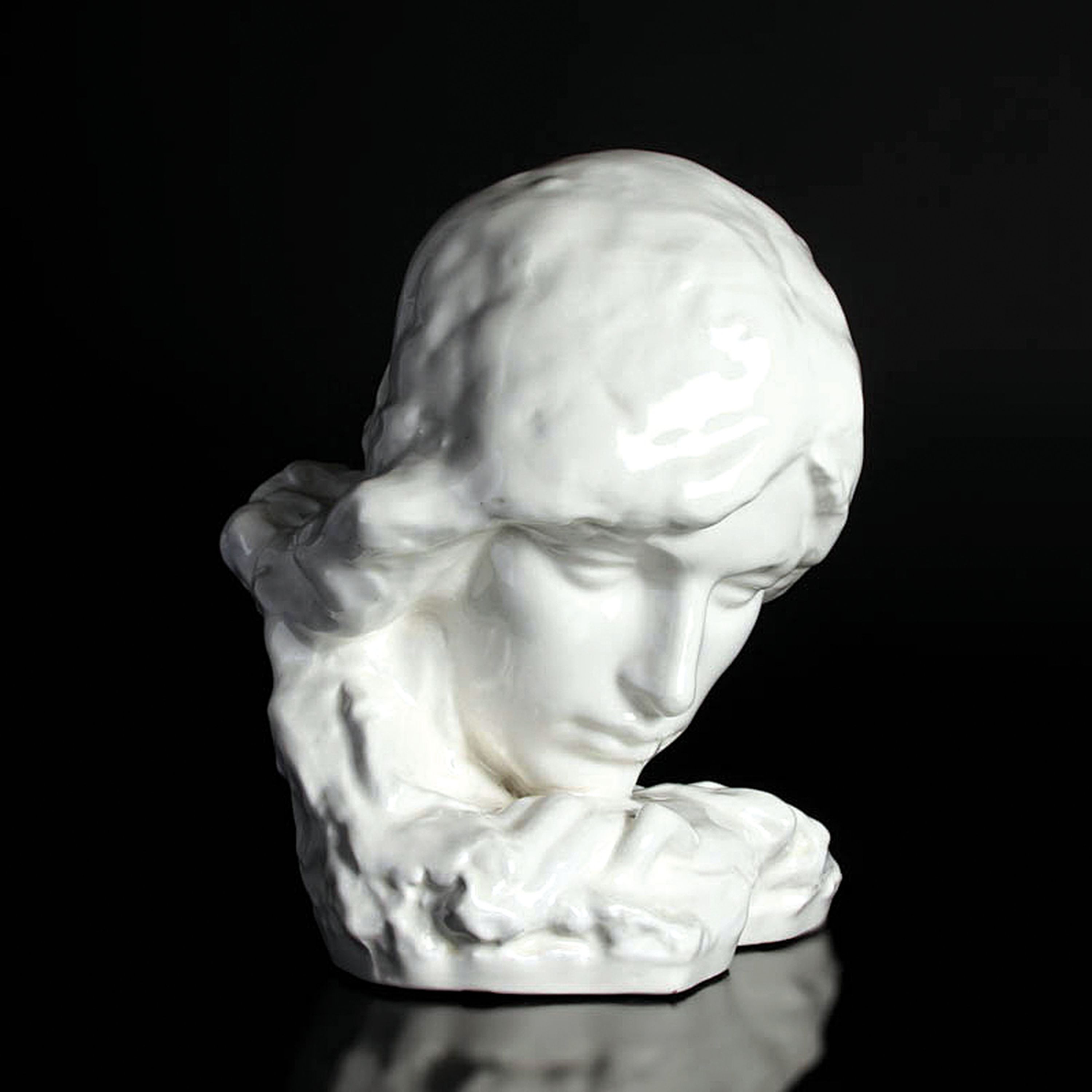 Detail a: Frauenbüste, Entw. Ladislav Jan Kofranek (1880-1954), Tschechoslowakei, 1.Hälfte 20.Jh., Weißporzellan, am Boden signiert, H. 27 cm