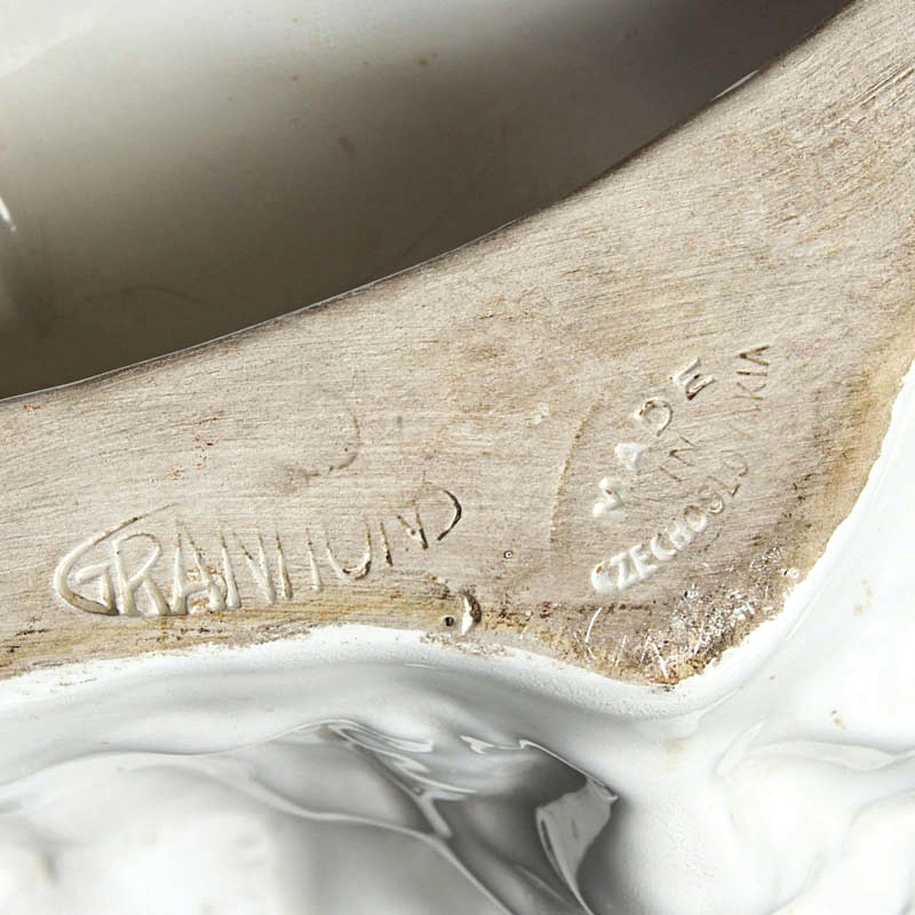 Detail f: Frauenbüste, Entw. Ladislav Jan Kofranek (1880-1954), Tschechoslowakei, 1.Hälfte 20.Jh., Weißporzellan, am Boden signiert, H. 27 cm