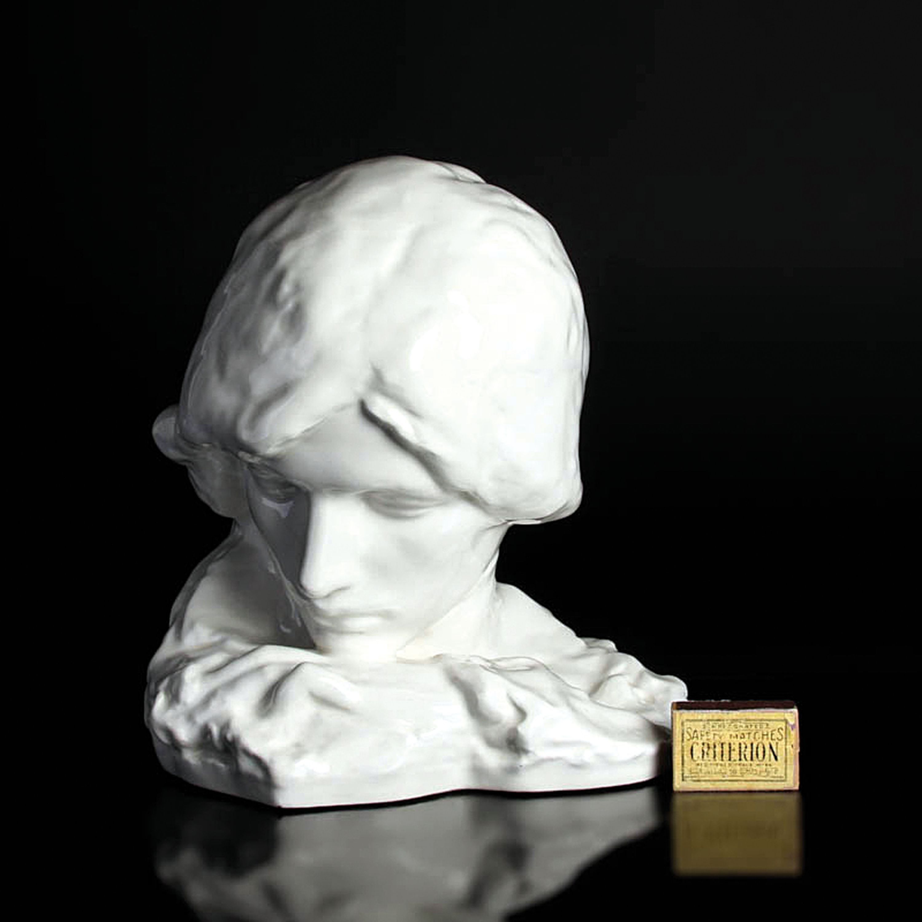 Detail h: Frauenbüste, Entw. Ladislav Jan Kofranek (1880-1954), Tschechoslowakei, 1.Hälfte 20.Jh., Weißporzellan, am Boden signiert, H. 27 cm