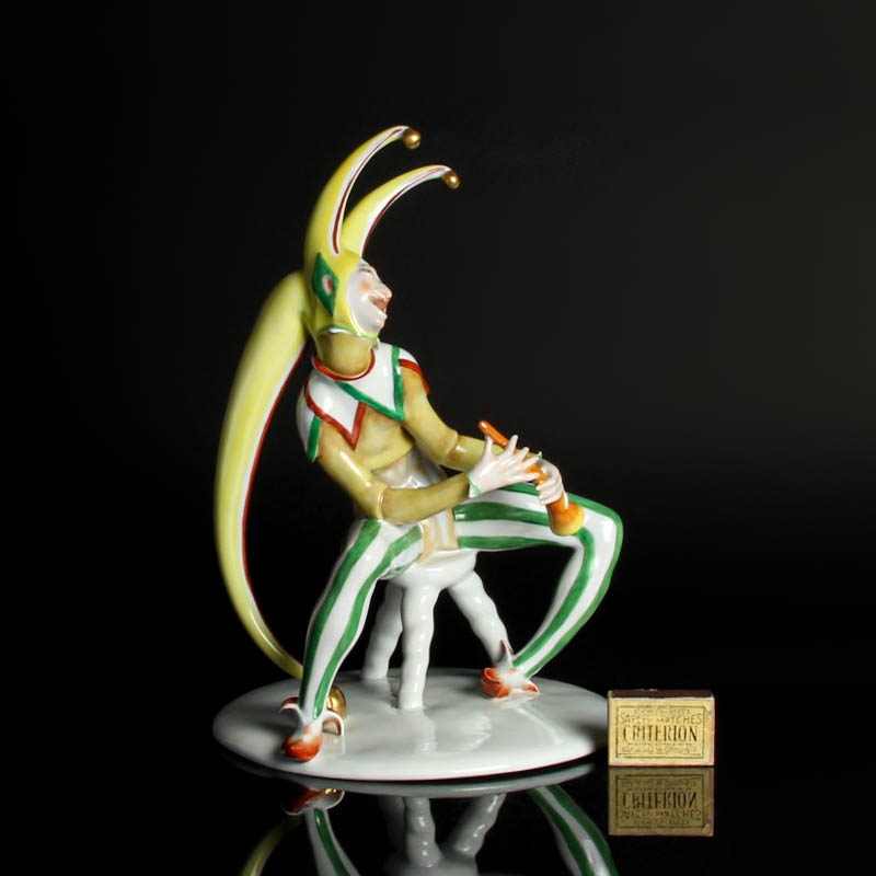 Detail b: Porzellanfigur "Narrenspiel", Aelteste Volkstedt, Entw. Mauritius Pfeiffer um 1920,Porzellan, farbig satffiert, Former-Bez. Hollosi, ...