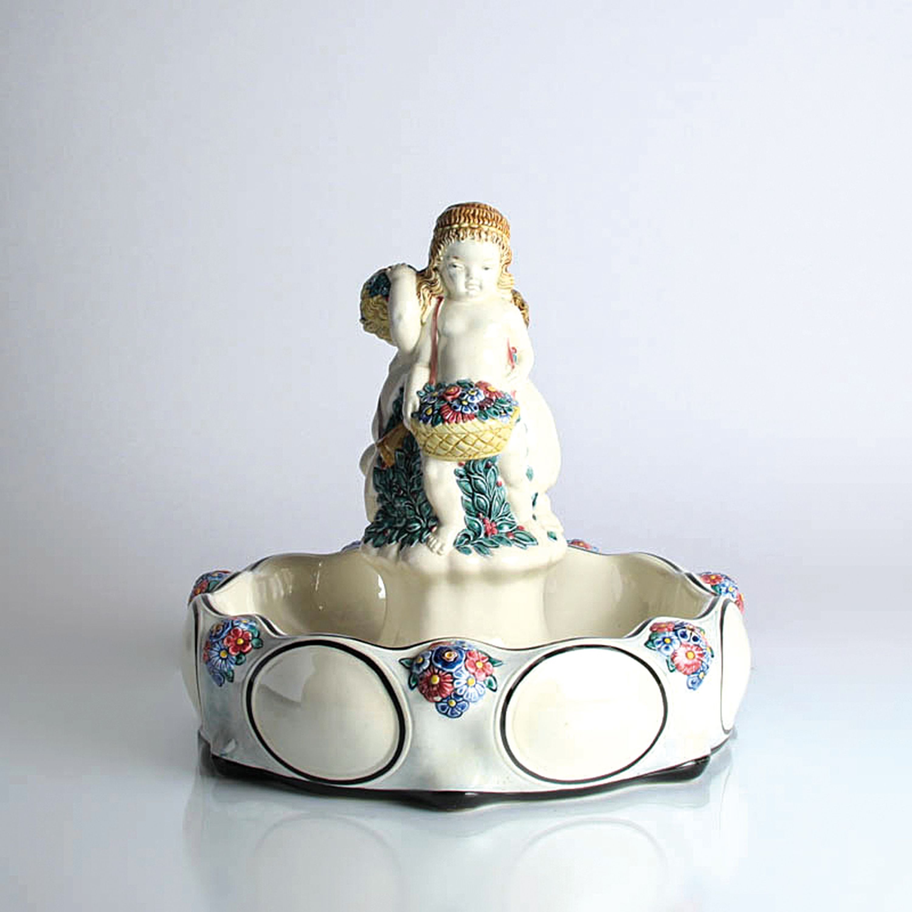 Grosser Tafelaufsatz, Karlsruher Majolika, 'Fruchtschale mit 3 Mädchen', 1913 Entwurf Heinze, Modellnr. 1313, polychrome Unterglasur ...