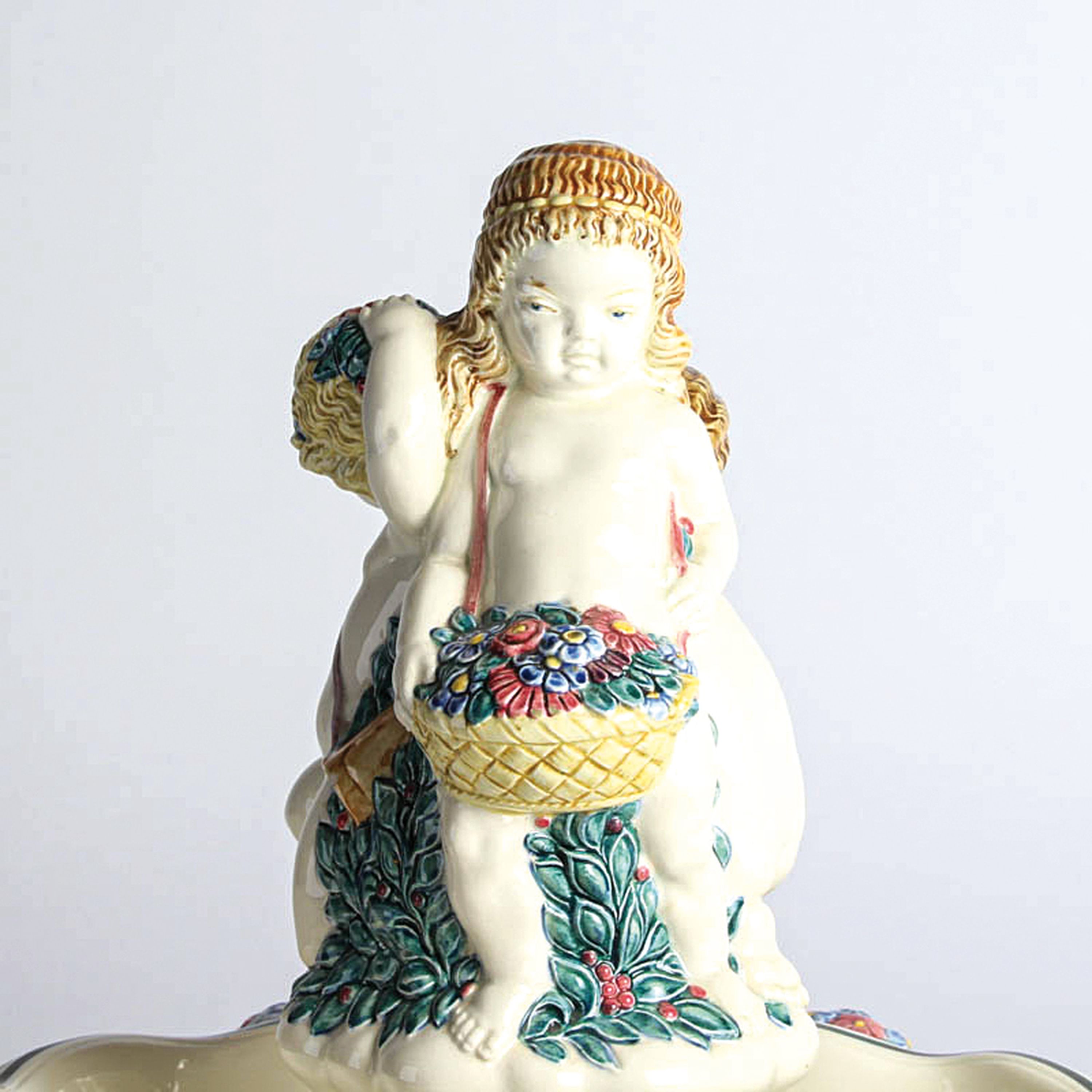 Detail a: Grosser Tafelaufsatz, Karlsruher Majolika, 'Fruchtschale mit 3 Mädchen', 1913 Entwurf Heinze, Modellnr. 1313, polychrome Unterglasur ...