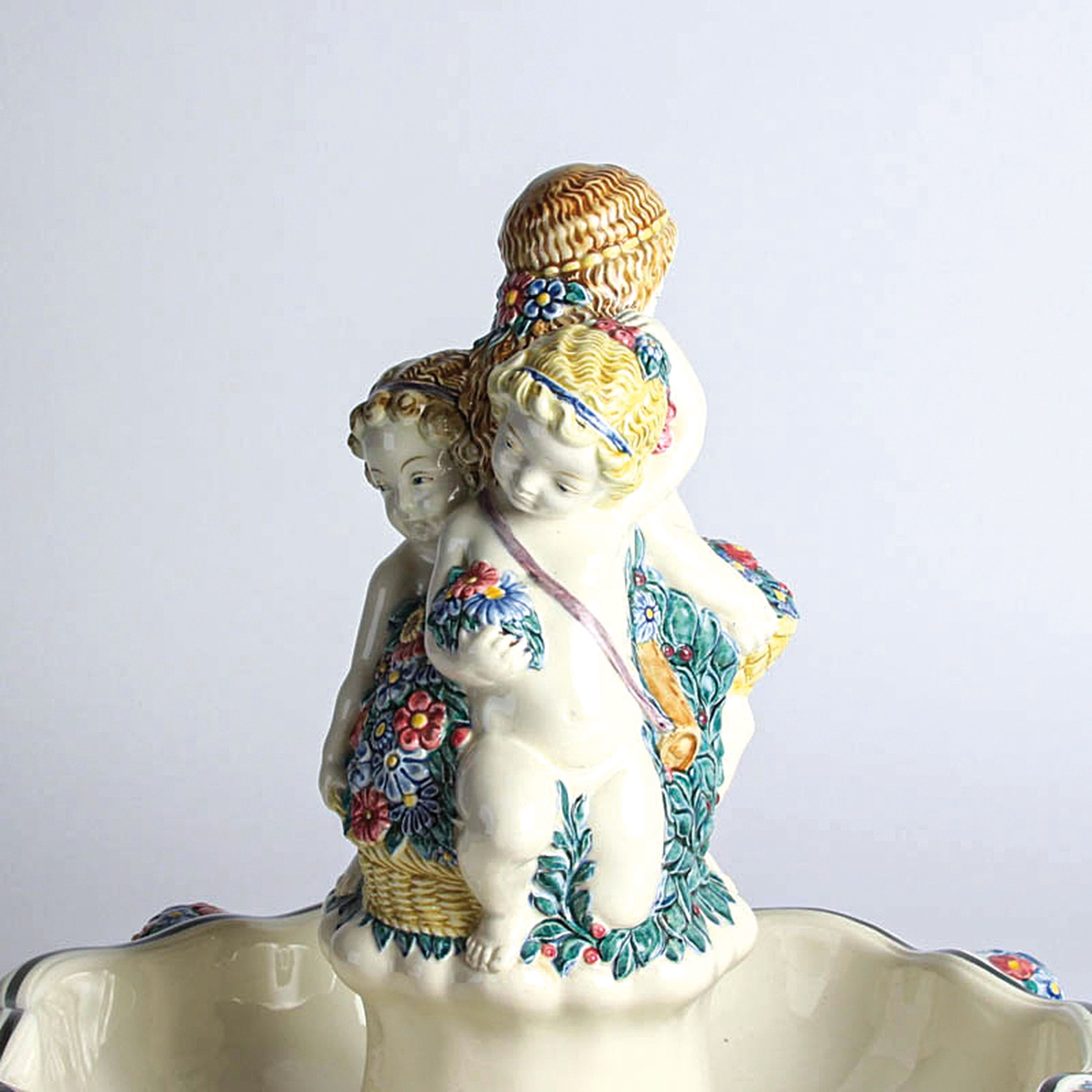 Detail b: Grosser Tafelaufsatz, Karlsruher Majolika, 'Fruchtschale mit 3 Mädchen', 1913 Entwurf Heinze, Modellnr. 1313, polychrome Unterglasur ...
