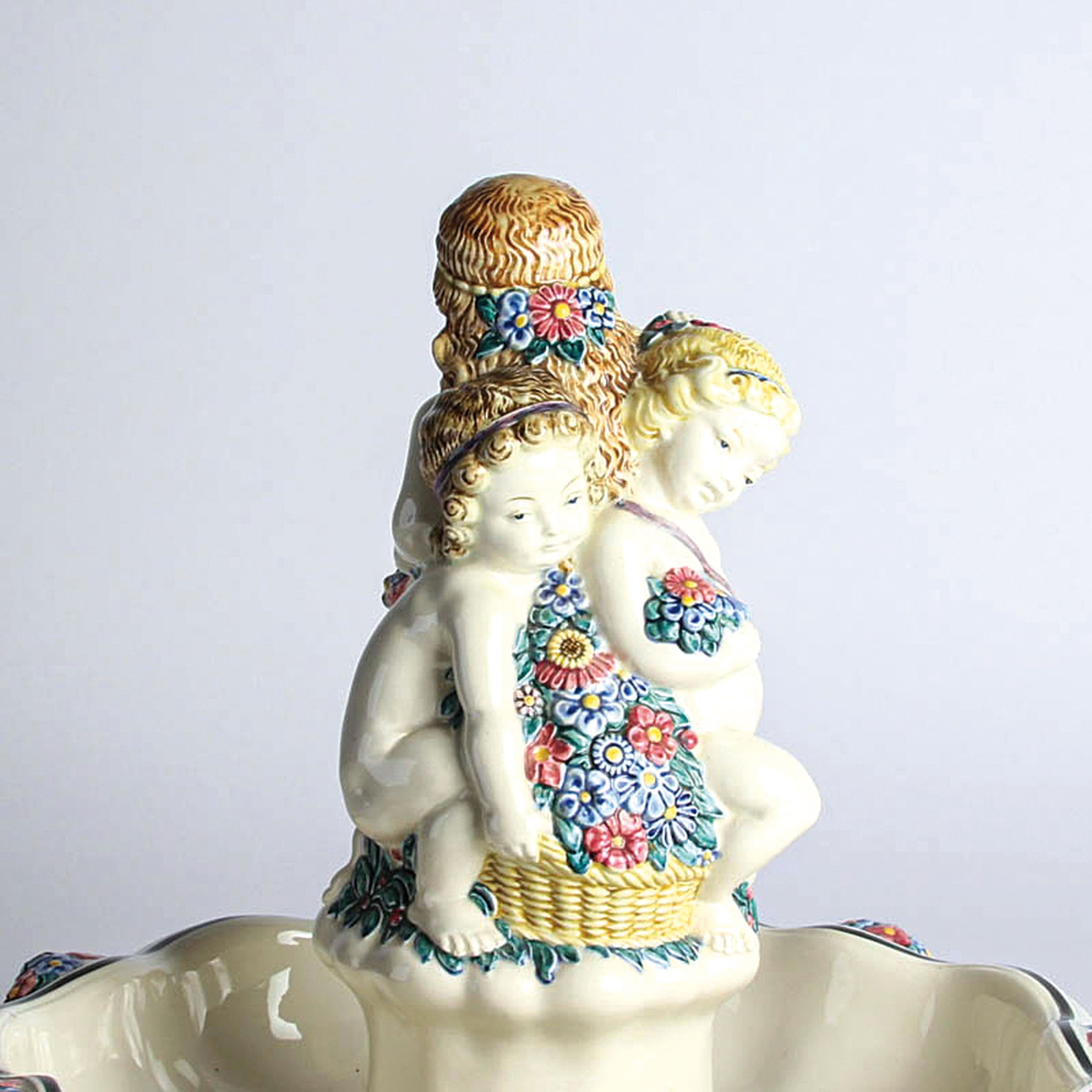 Detail c: Grosser Tafelaufsatz, Karlsruher Majolika, 'Fruchtschale mit 3 Mädchen', 1913 Entwurf Heinze, Modellnr. 1313, polychrome Unterglasur ...
