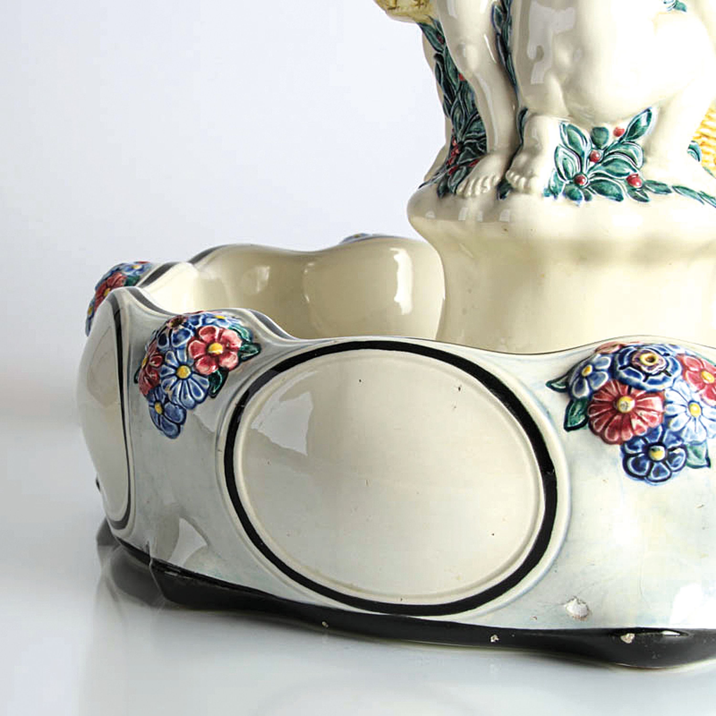 Detail e: Grosser Tafelaufsatz, Karlsruher Majolika, 'Fruchtschale mit 3 Mädchen', 1913 Entwurf Heinze, Modellnr. 1313, polychrome Unterglasur ...