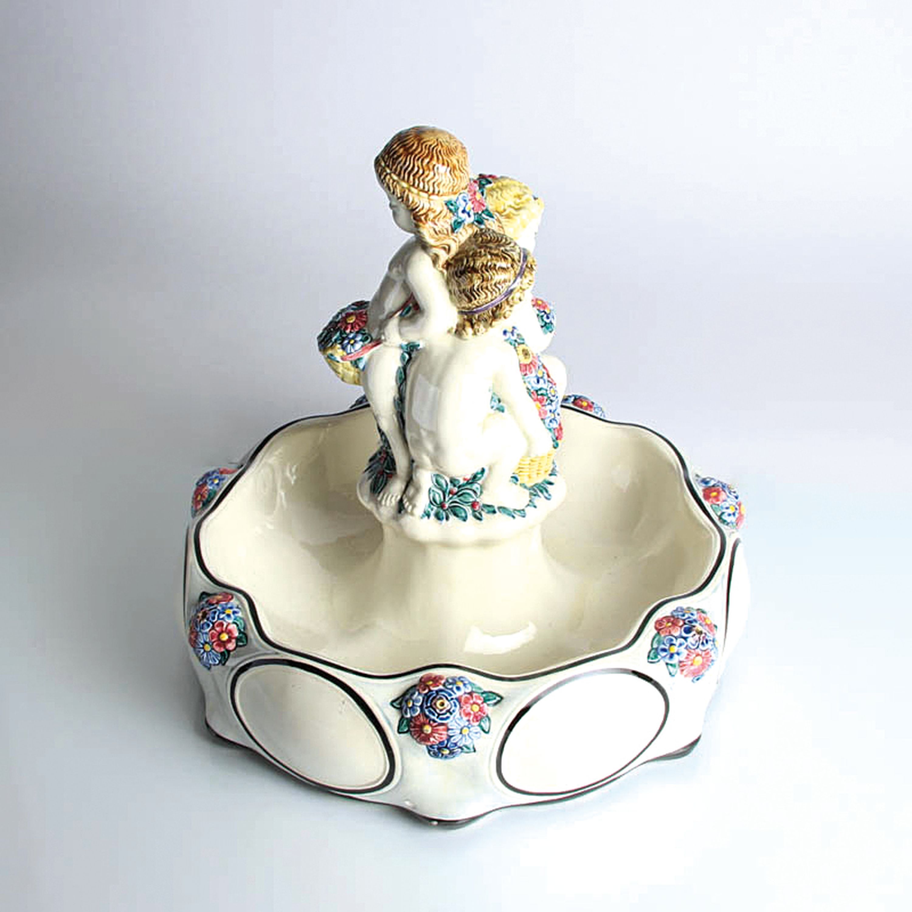 Detail f: Grosser Tafelaufsatz, Karlsruher Majolika, 'Fruchtschale mit 3 Mädchen', 1913 Entwurf Heinze, Modellnr. 1313, polychrome Unterglasur ...