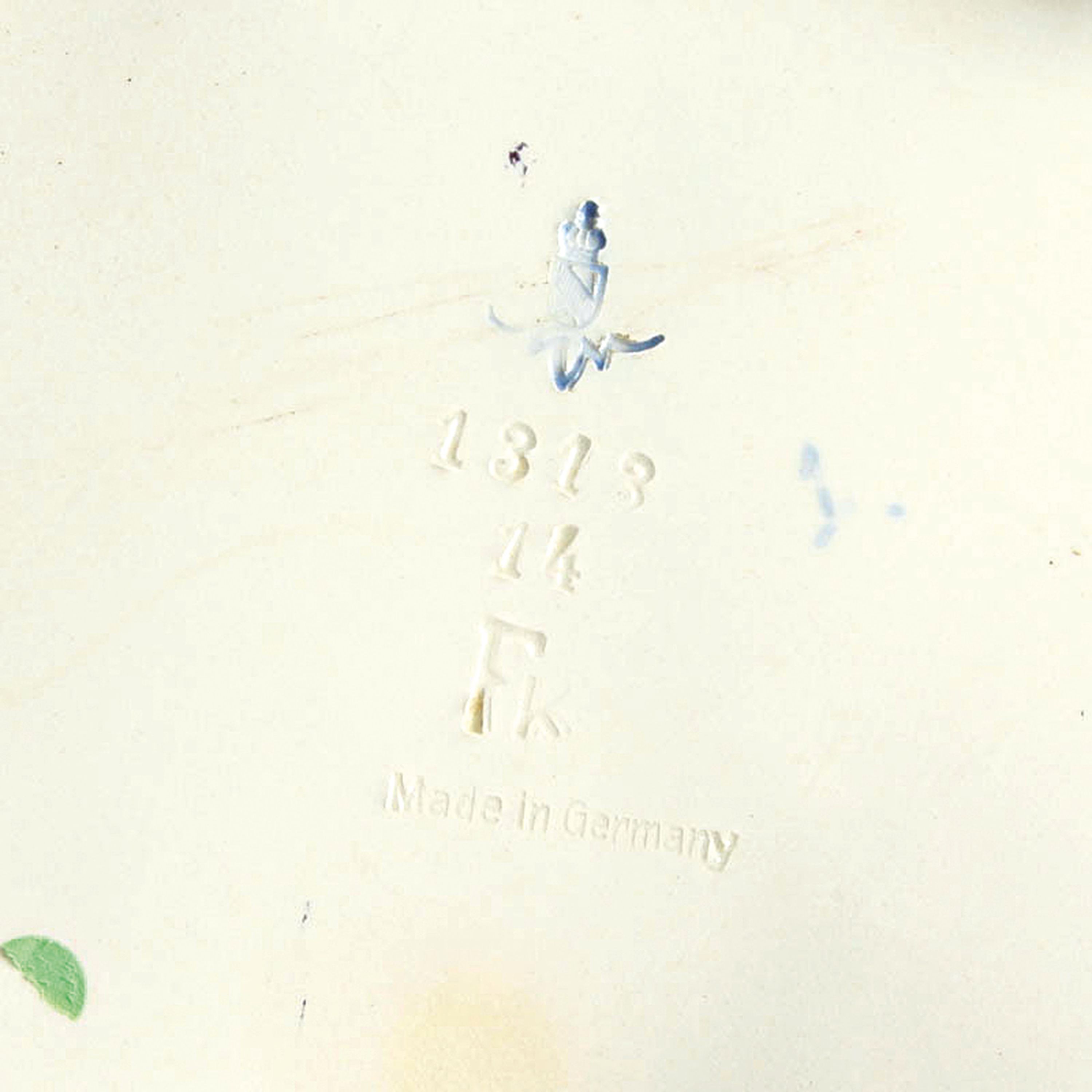 Detail h: Grosser Tafelaufsatz, Karlsruher Majolika, 'Fruchtschale mit 3 Mädchen', 1913 Entwurf Heinze, Modellnr. 1313, polychrome Unterglasur ...
