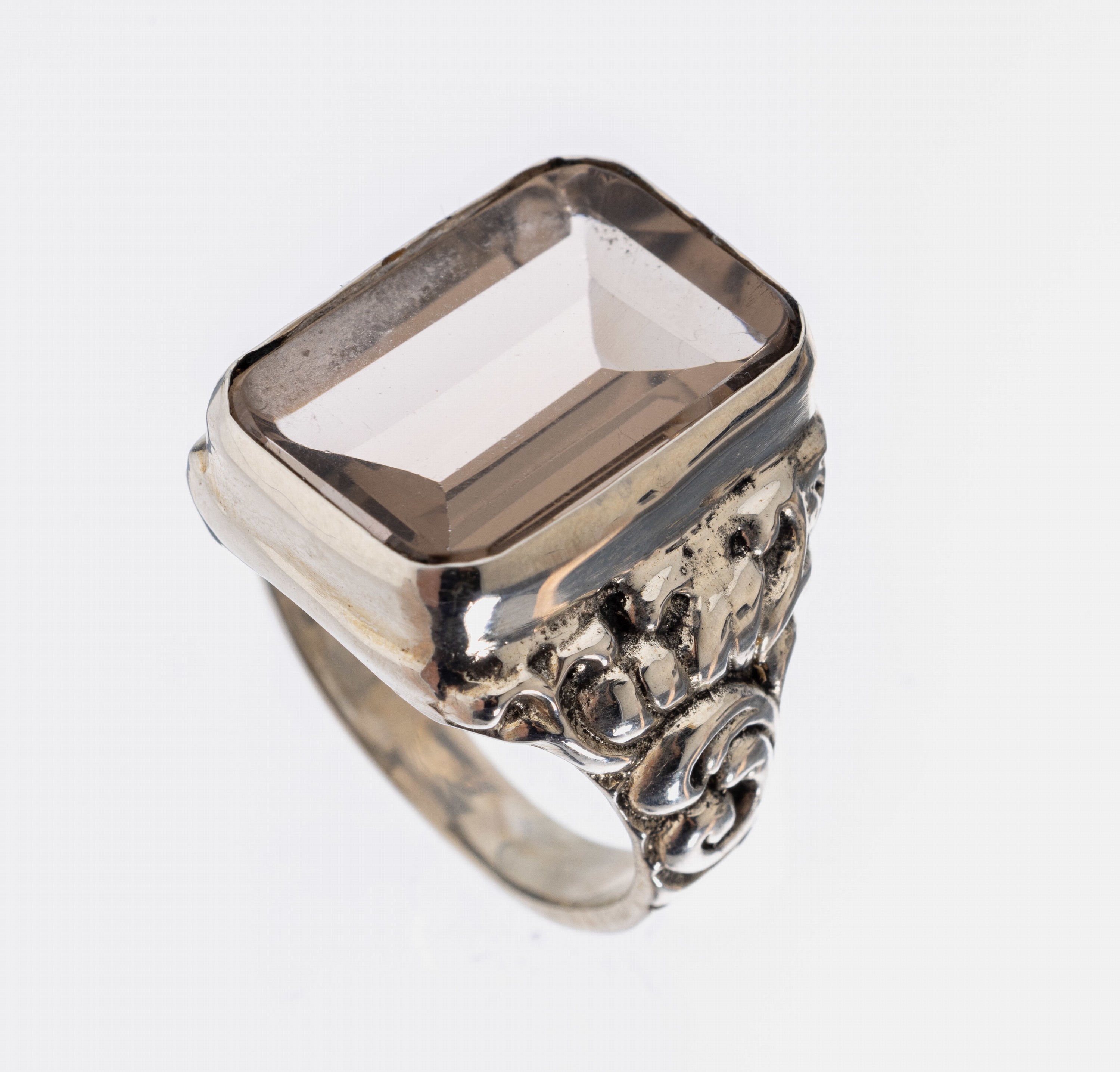 Rauchquarz-Ring, Silber gepr., facett. Rauchquarz, Ringschultern reich grav., z.T. pol., RW 63