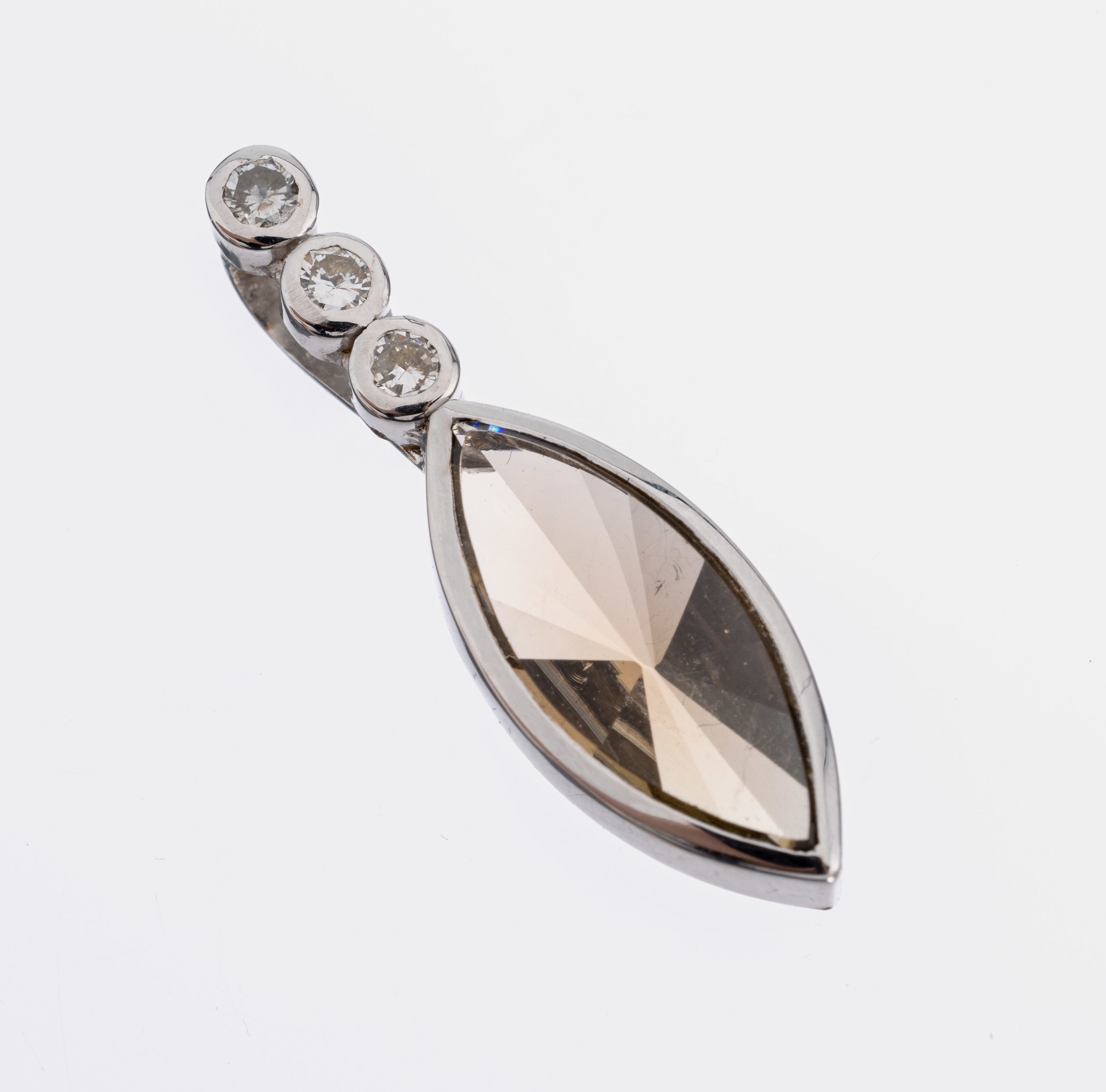 18 kt Gold Turmalin-Brillant-Anhänger, WG 750/000, 3 Brillanten zus. ca. 0.12 ct Weiß/p1, facett. Turmalin-Navette ca. 2.80 ct,L. ca. 3 cm, ca. ...