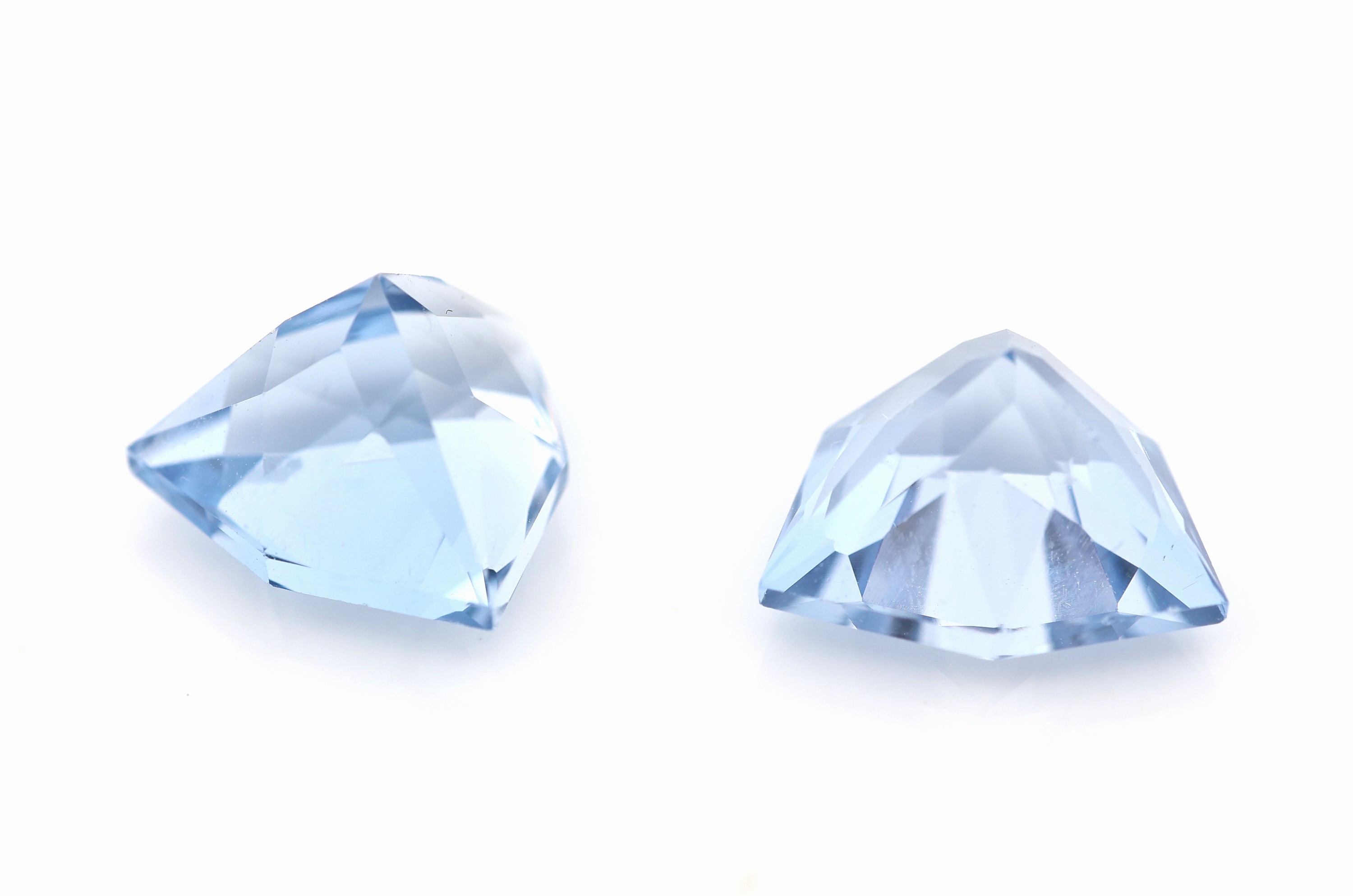 Detail b: Lot 2 lose Aquamarine, zus. ca. 10.57 ct, Trillion-Schliff