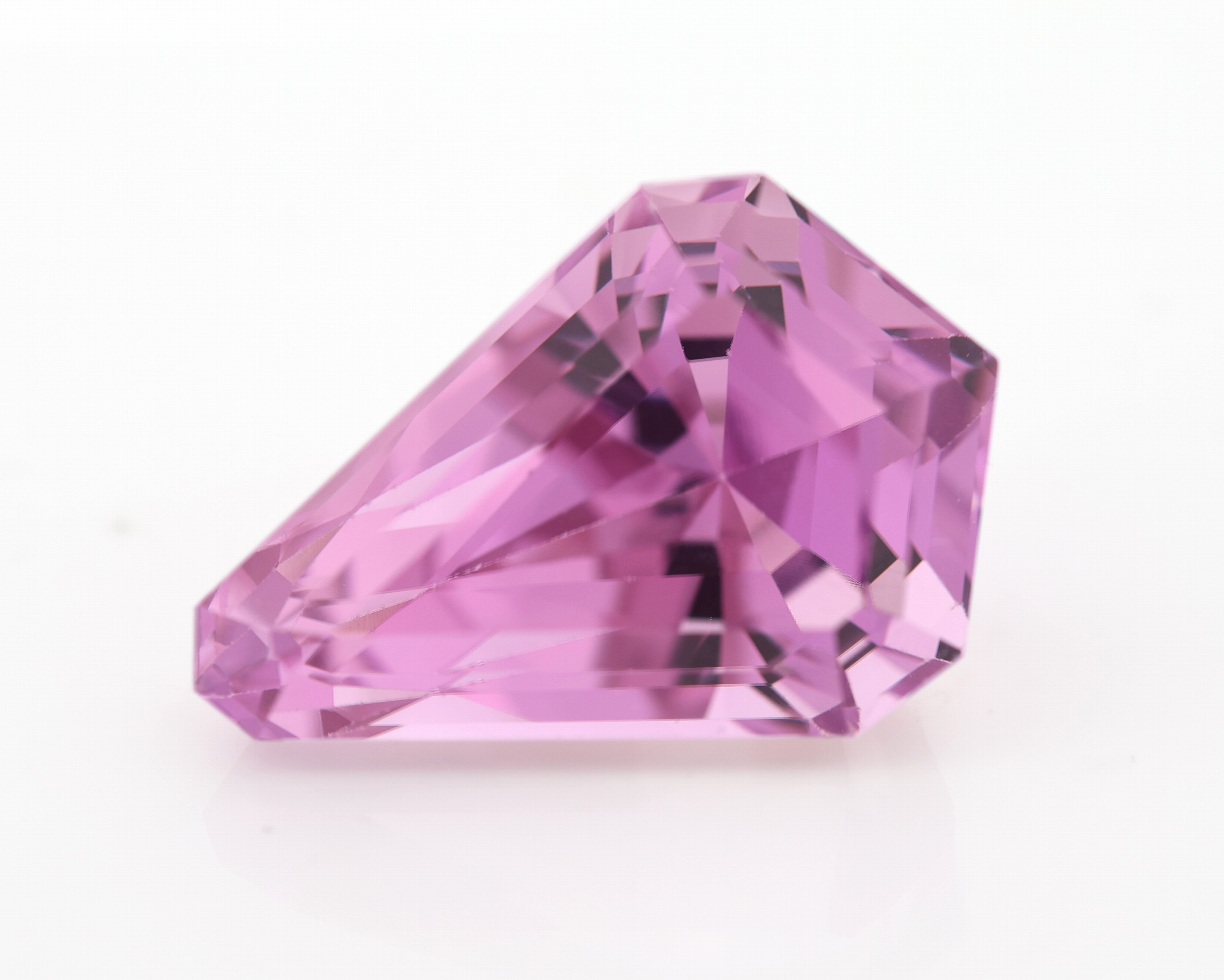 Loser Kunzit, ca. 39.68 ct, Treppenschliff in Fantasieschliff