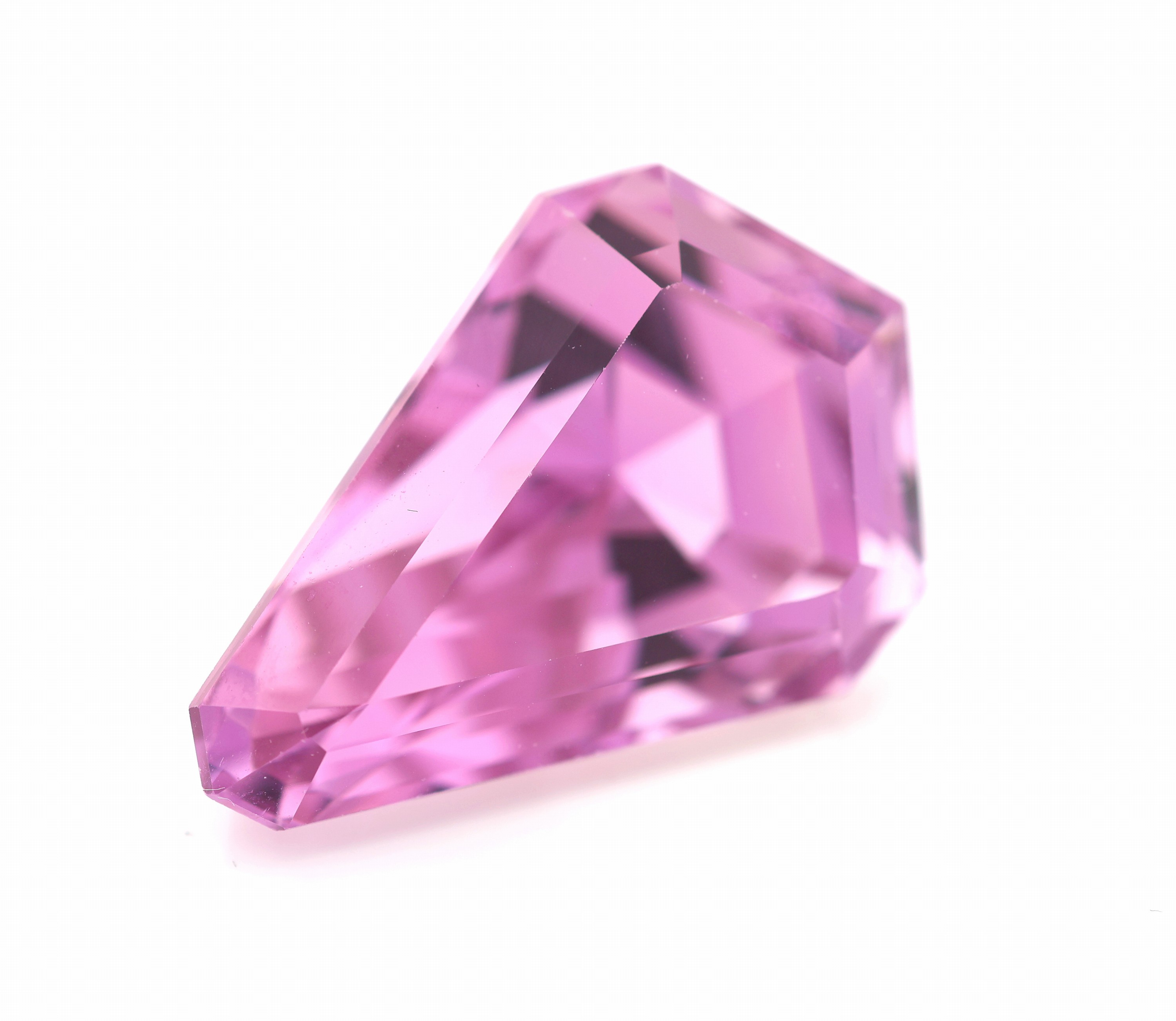 Detail a: Loser Kunzit, ca. 39.68 ct, Treppenschliff in Fantasieschliff