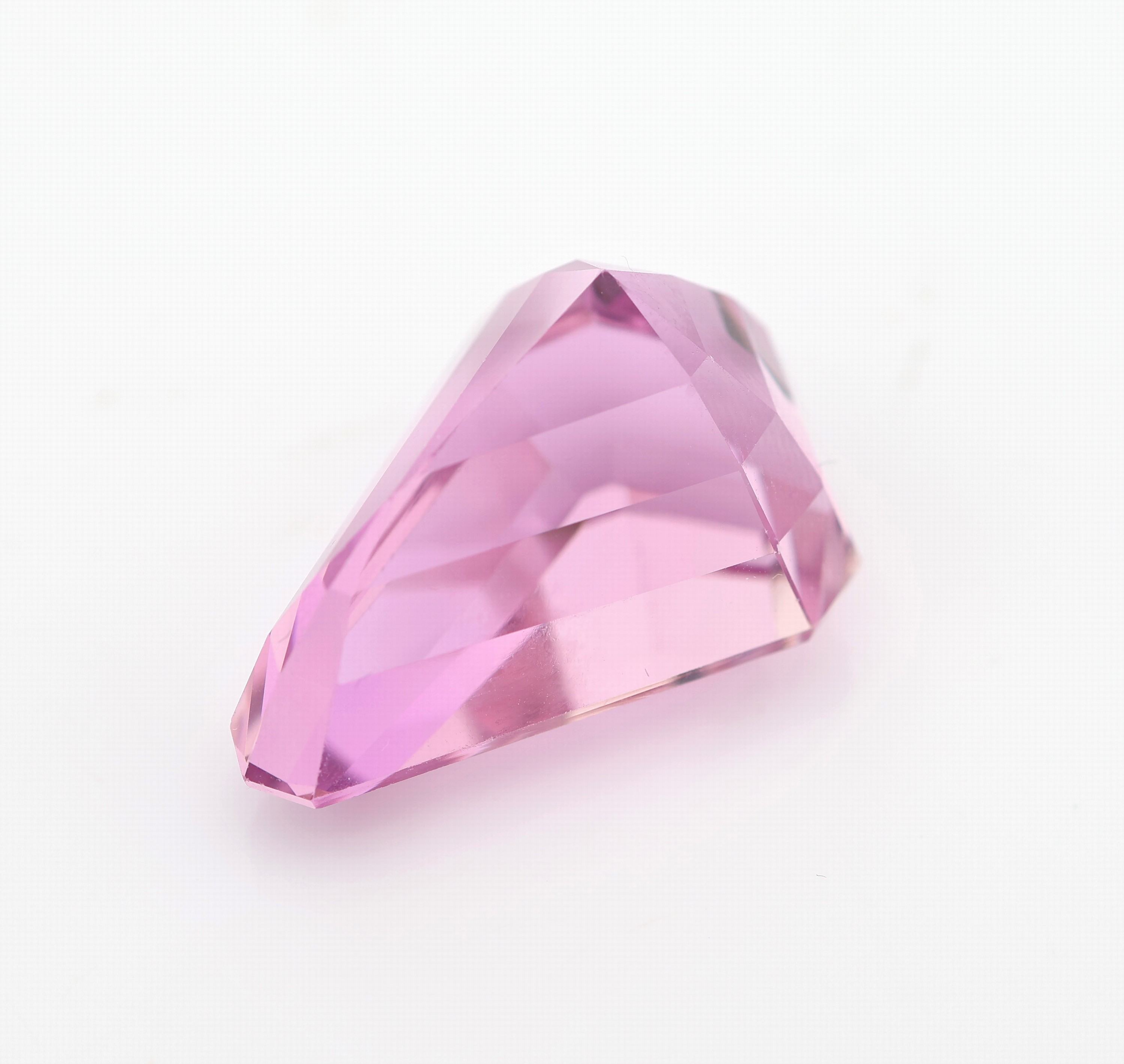 Detail b: Loser Kunzit, ca. 39.68 ct, Treppenschliff in Fantasieschliff