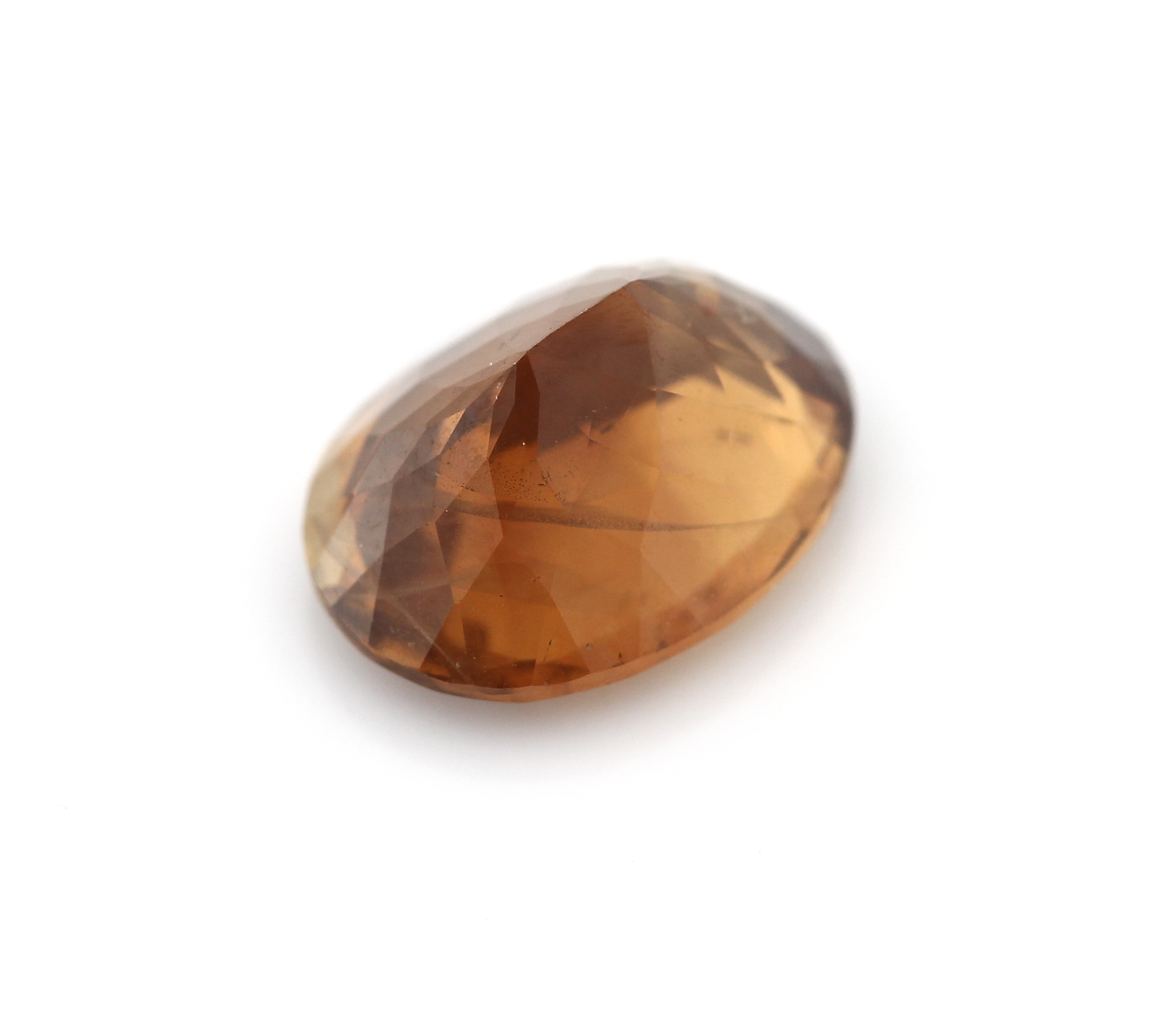Detail b: Loser Alexandrit, ca. 2.57 ct, ovalfacett., yellow-orange to orangy brown, mit GemologicalConsultancy Expertise