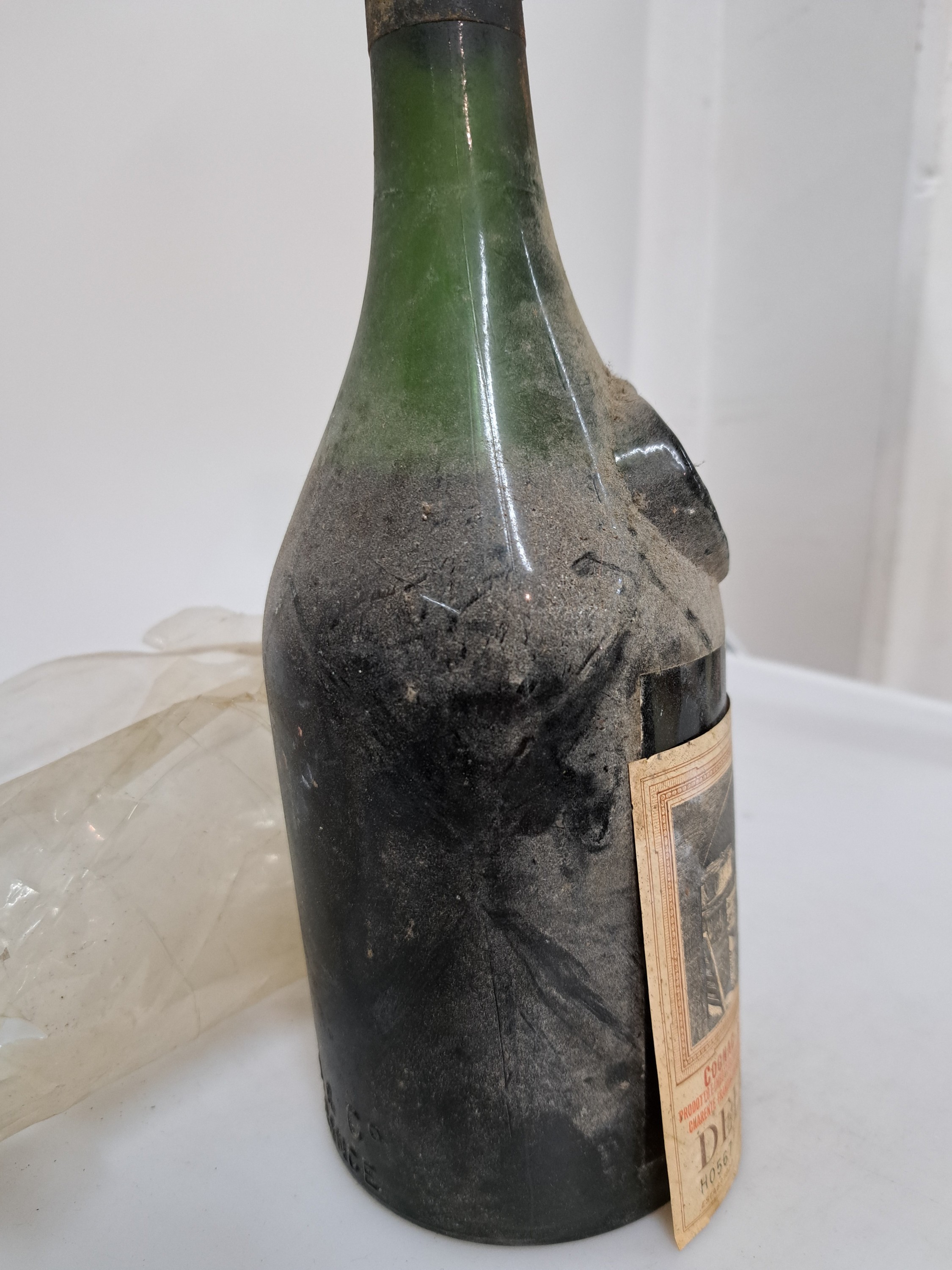 Detail a: 1 Flasche 1893 Delamain Vintage Grande Cognac , Grande Fine Champagne, low shoulder, Etikett gelöst, aus Mannheimer Gastronomiebesitz, erworben in ...