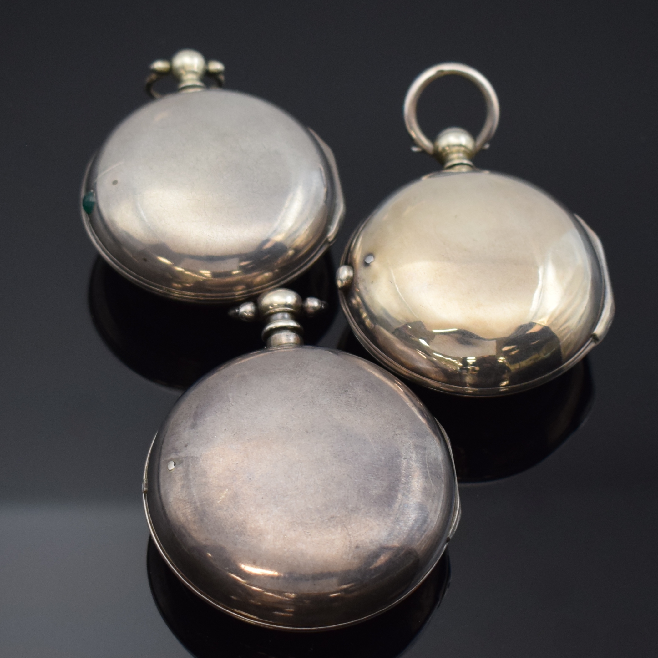Detail a: Konvolut 3 Silber-Spindeltaschenuhren, alle mit ausgestellten Scharniern und Übergehäusen, alle Antrieb über Kette und Schnecke, verg. Werke m. ...