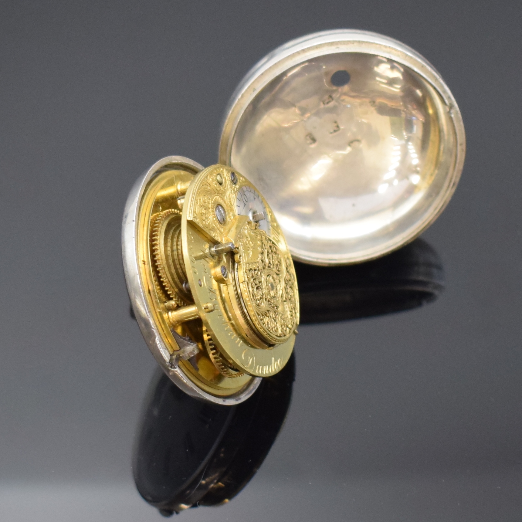 Detail e: Konvolut 3 Silber-Spindeltaschenuhren, alle mit ausgestellten Scharniern und Übergehäusen, alle Antrieb über Kette und Schnecke, verg. Werke m. ...