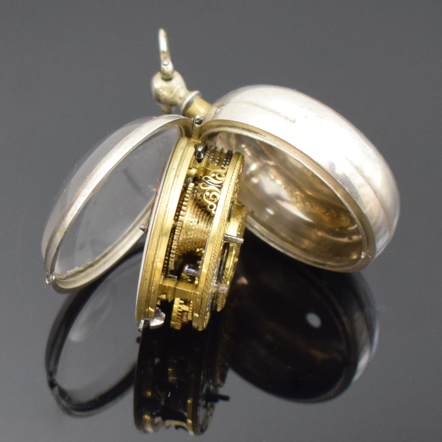 Detail i: Konvolut 3 Silber-Spindeltaschenuhren, alle mit ausgestellten Scharniern und Übergehäusen, alle Antrieb über Kette und Schnecke, verg. Werke m. ...