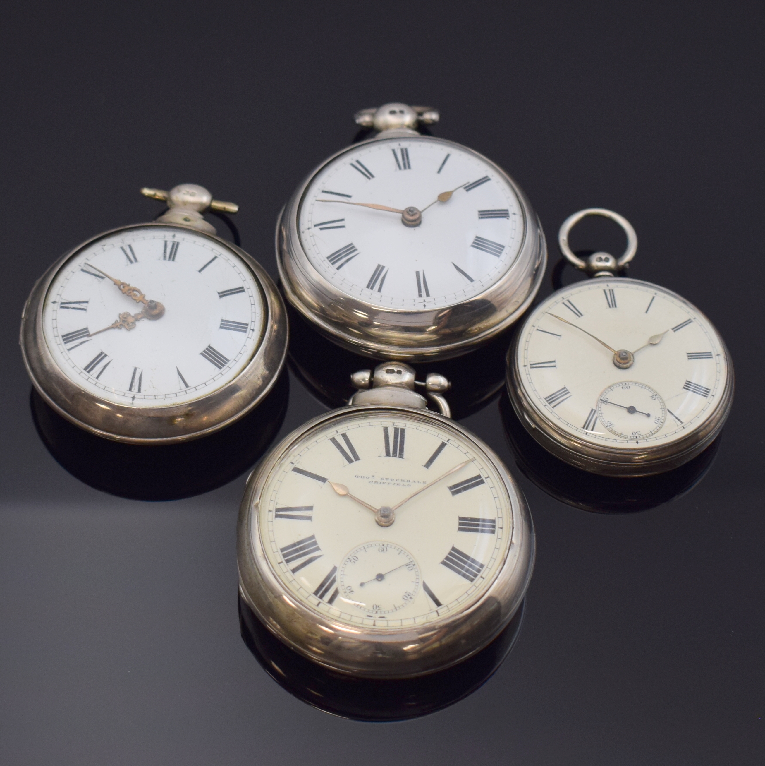 Konvolut: 4 offene Taschenuhren, 2 x Silber-Spindeltaschenuhren mit Übergehäuse, beide Antrieb über Kette und Schnecke, verg. Werke m. filigr. ...