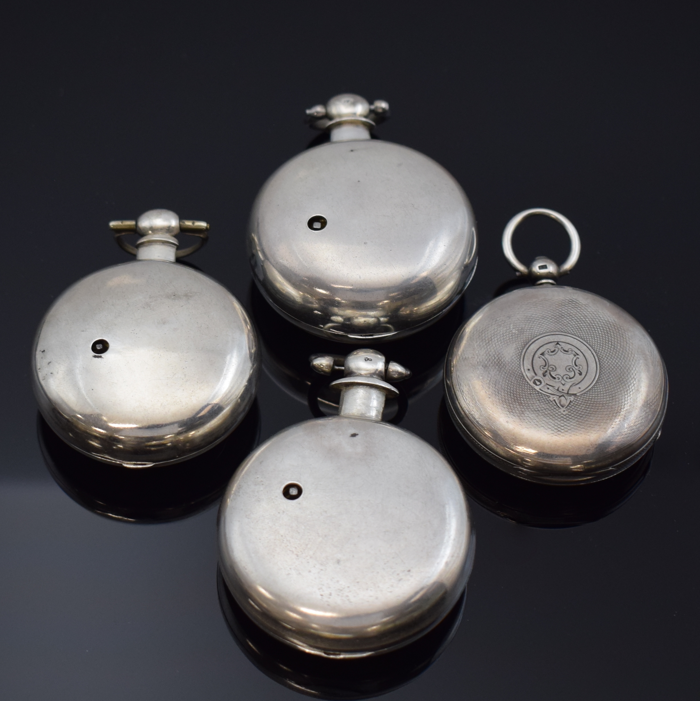 Detail b: Konvolut: 4 offene Taschenuhren, 2 x Silber-Spindeltaschenuhren mit Übergehäuse, beide Antrieb über Kette und Schnecke, verg. Werke m. filigr. ...
