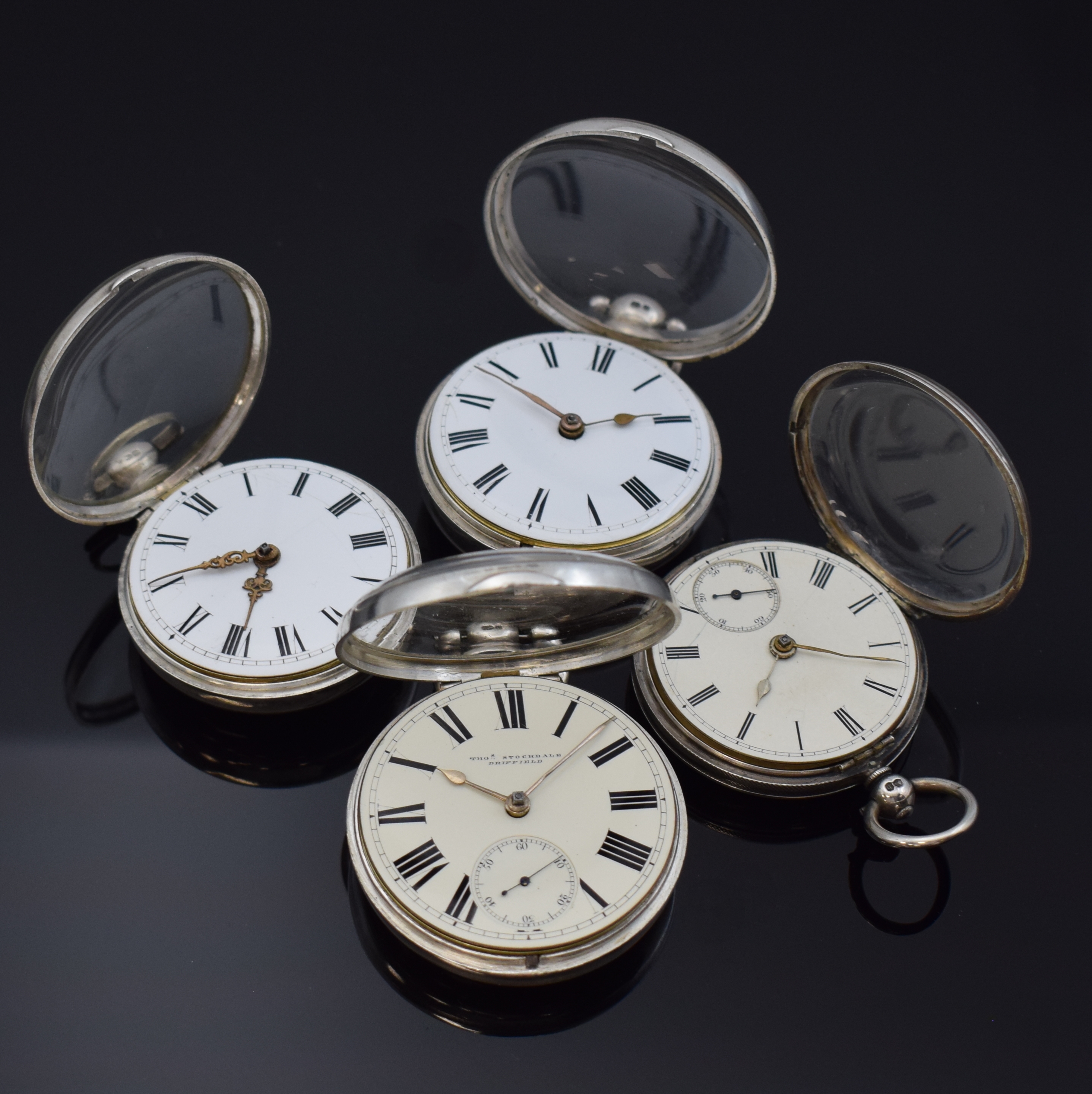 Detail c: Konvolut: 4 offene Taschenuhren, 2 x Silber-Spindeltaschenuhren mit Übergehäuse, beide Antrieb über Kette und Schnecke, verg. Werke m. filigr. ...