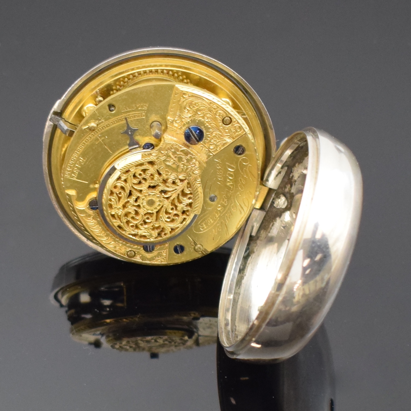 Detail f: Konvolut: 4 offene Taschenuhren, 2 x Silber-Spindeltaschenuhren mit Übergehäuse, beide Antrieb über Kette und Schnecke, verg. Werke m. filigr. ...