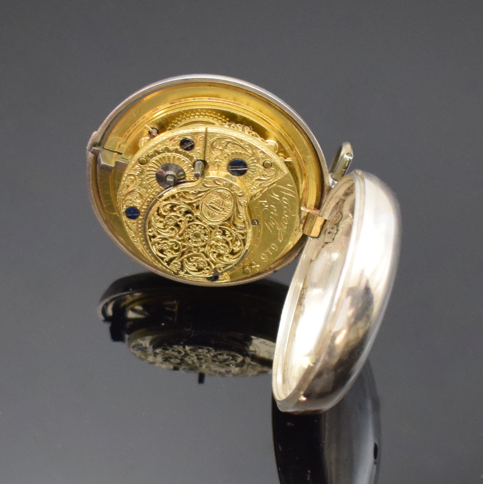 Detail h: Konvolut: 4 offene Taschenuhren, 2 x Silber-Spindeltaschenuhren mit Übergehäuse, beide Antrieb über Kette und Schnecke, verg. Werke m. filigr. ...