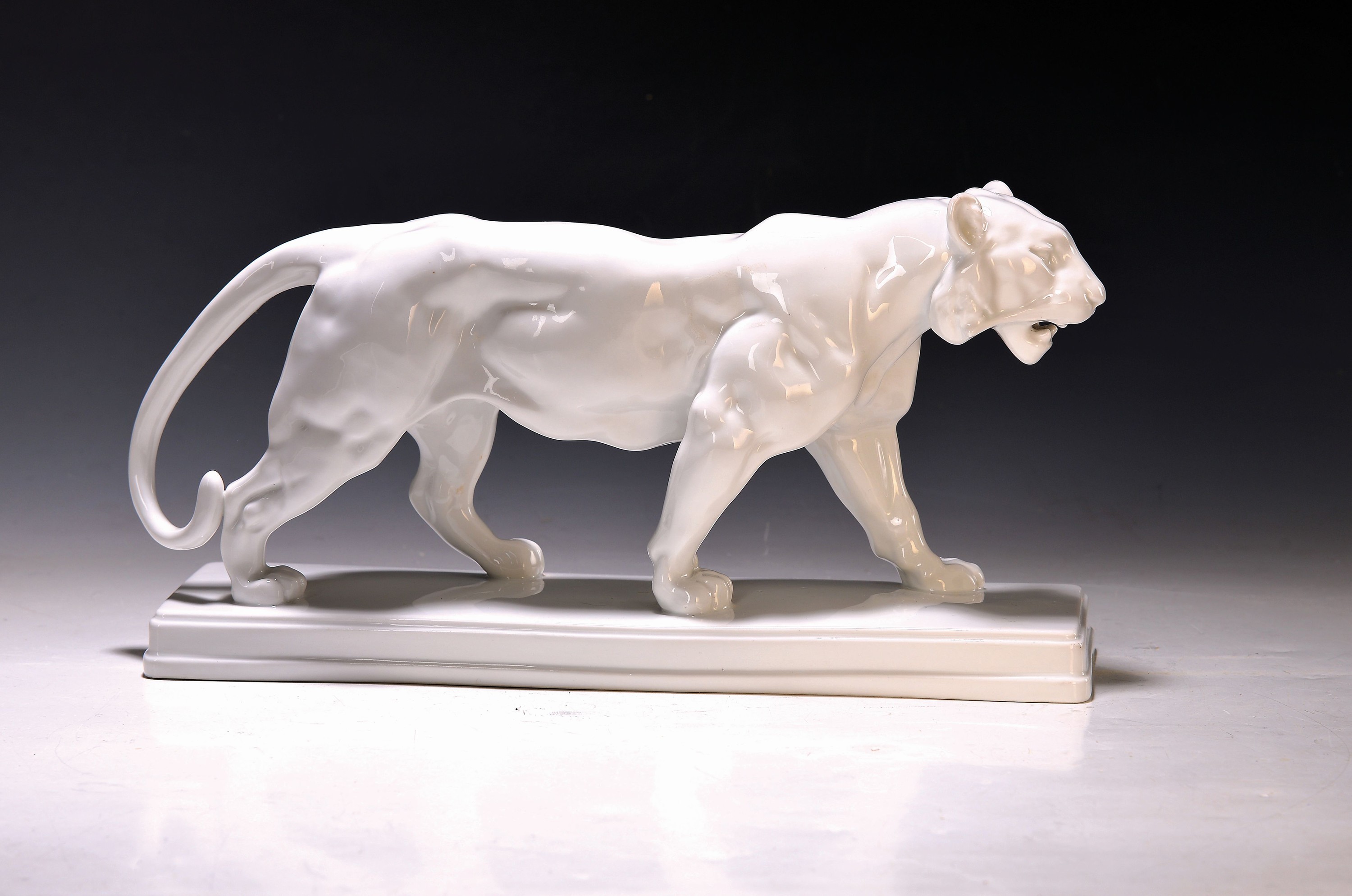 Porzellanfigur schreitender Tiger, KPM Berlin, 1930er-Jahre, Weißporzellan, Modellnr. 11043, nach dem Modell von Antoine -Louis Barye, Szeptermarke, ...