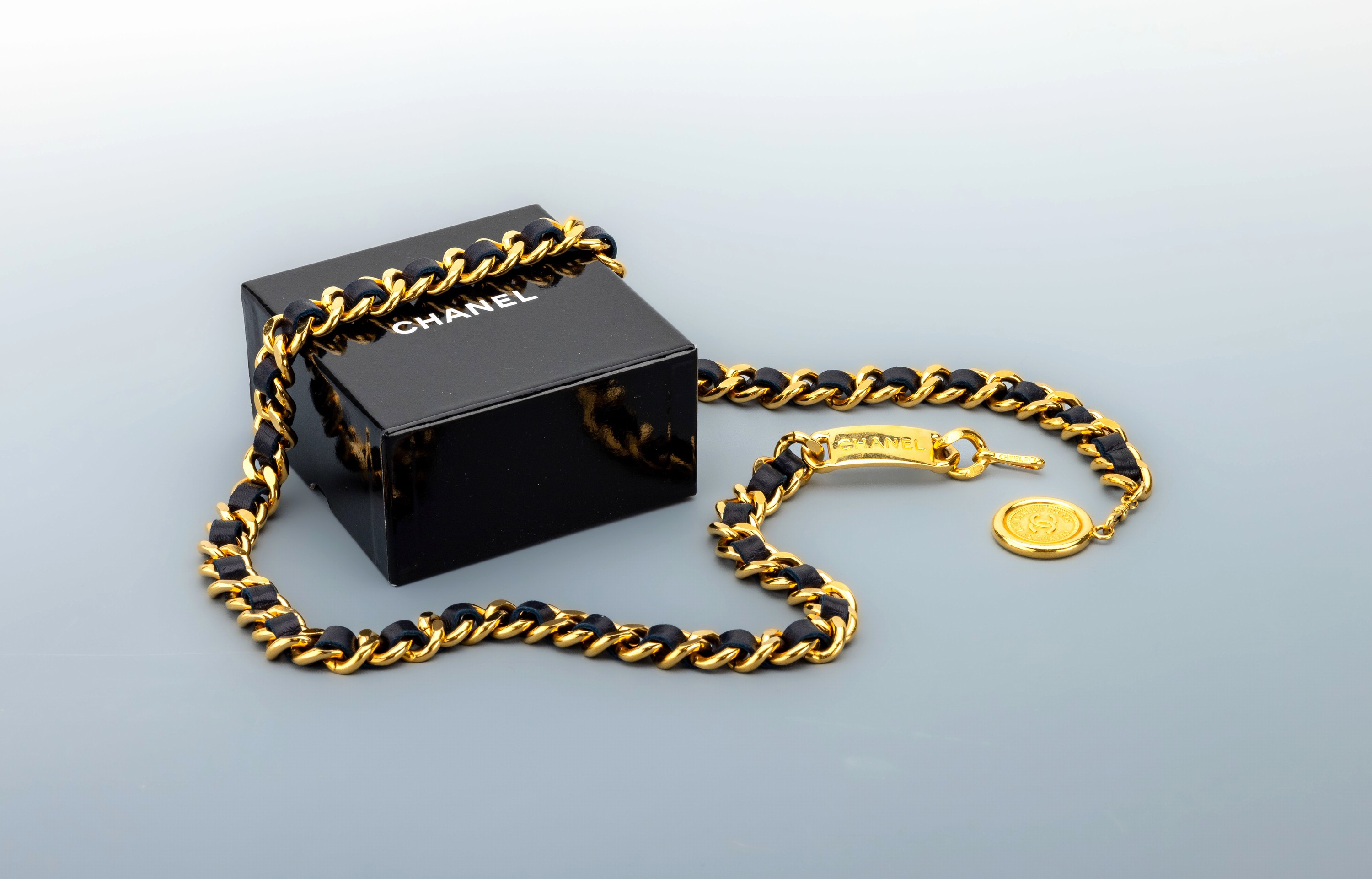 CHANEL Gürtel, Vintage, Metall verg., typ. Kettendesign, dunkelblaues Kalbsleder, CC- Abhängung, Hakenschließe, Gesamtl. ca. 100 cm,in orig. Etui