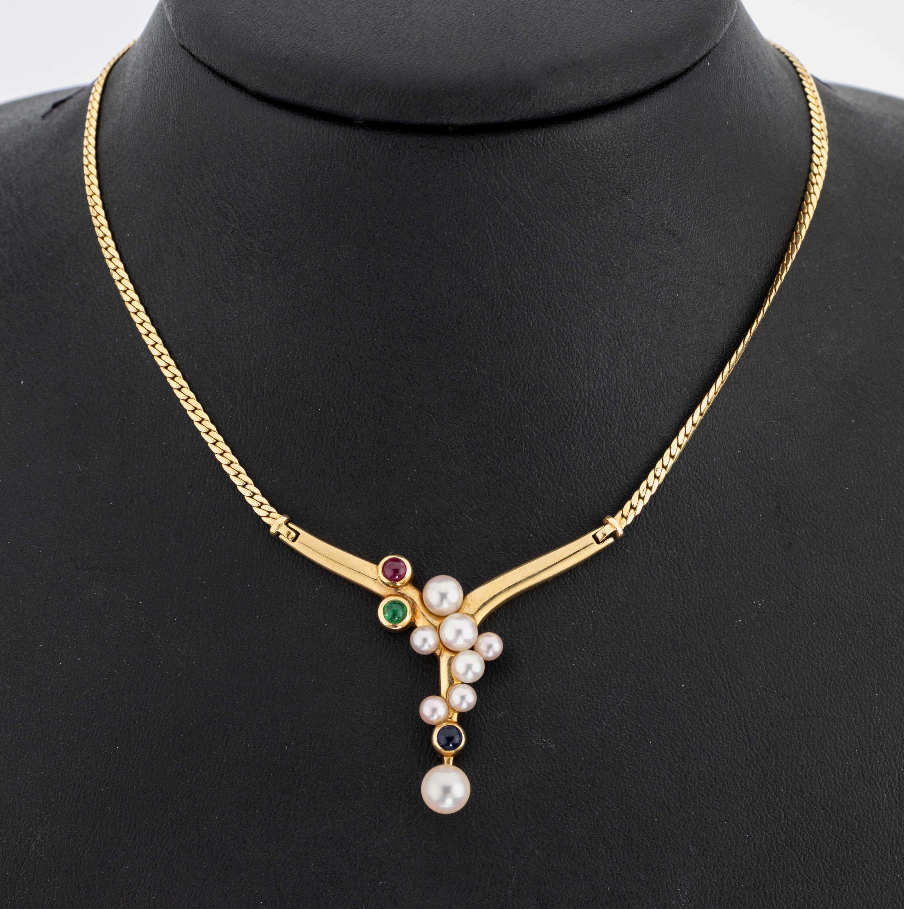 18 kt Gold Farbstein-Zuchtperl-Collier, GG 750/000, je 1 rundes Saphir-, Smaragd- und Rubin-Cabochon zus. ca. 0.38 ct, 8 Zuchtperlen Durchm. ca. 6 - ...