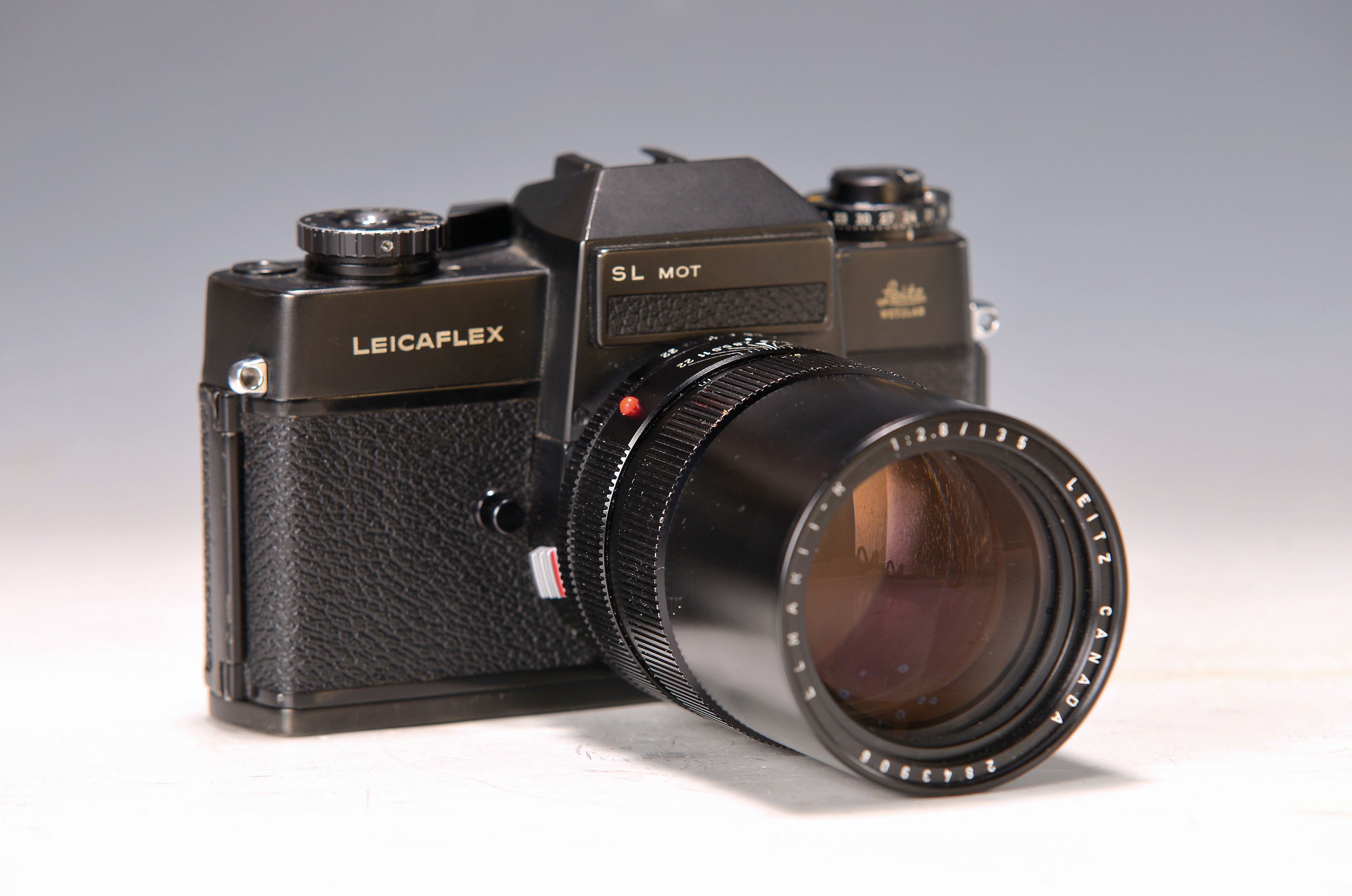 Leicaflex SL Mot. Nr. 1372564 Bj. 1974, dazu Elmarit-R 1:2.8 135mm. Gebrauchsspuren