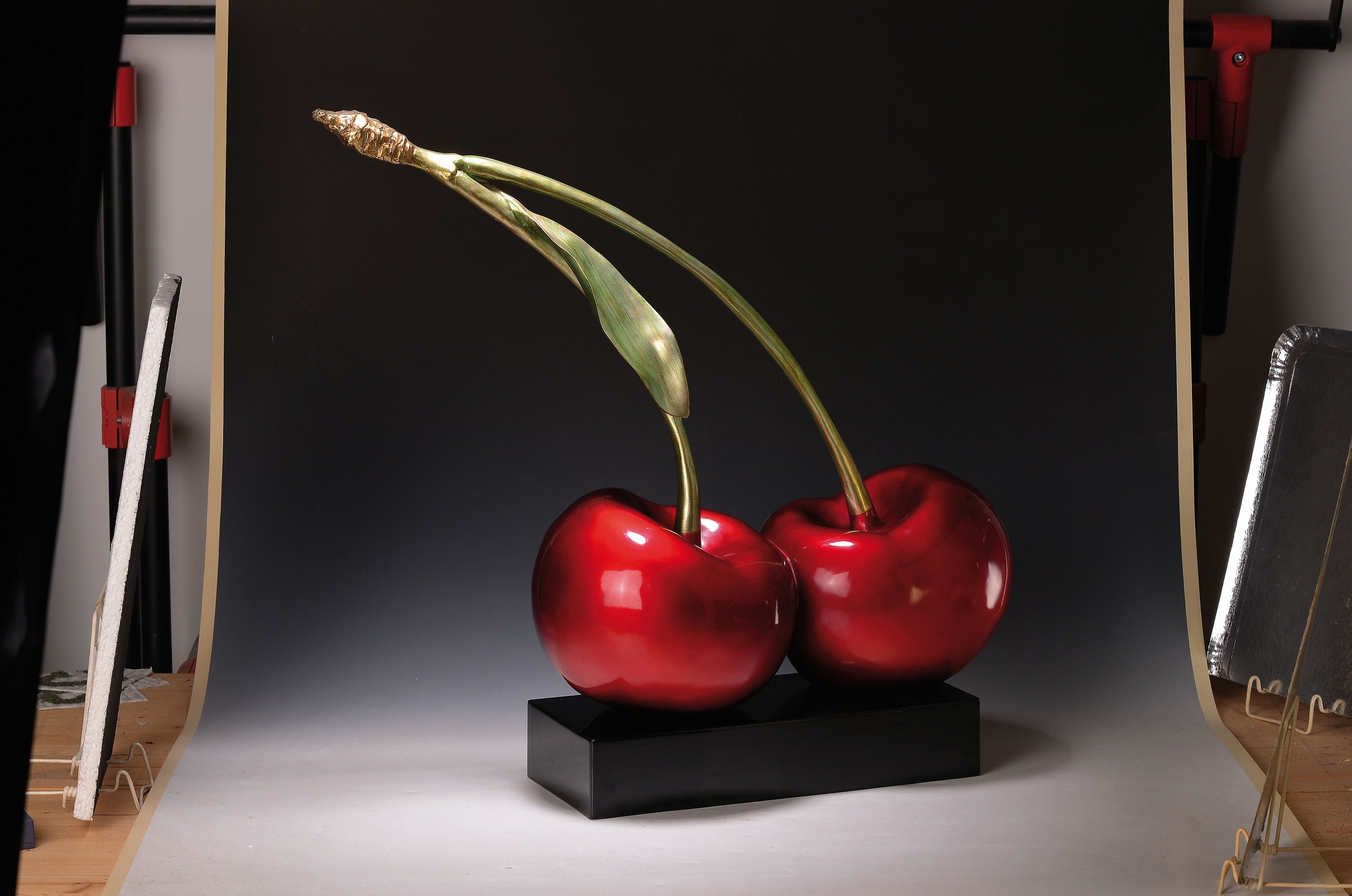 Detail k: Double Cherry, Skulptur aus Polyresin, ca. 70x26x69cm