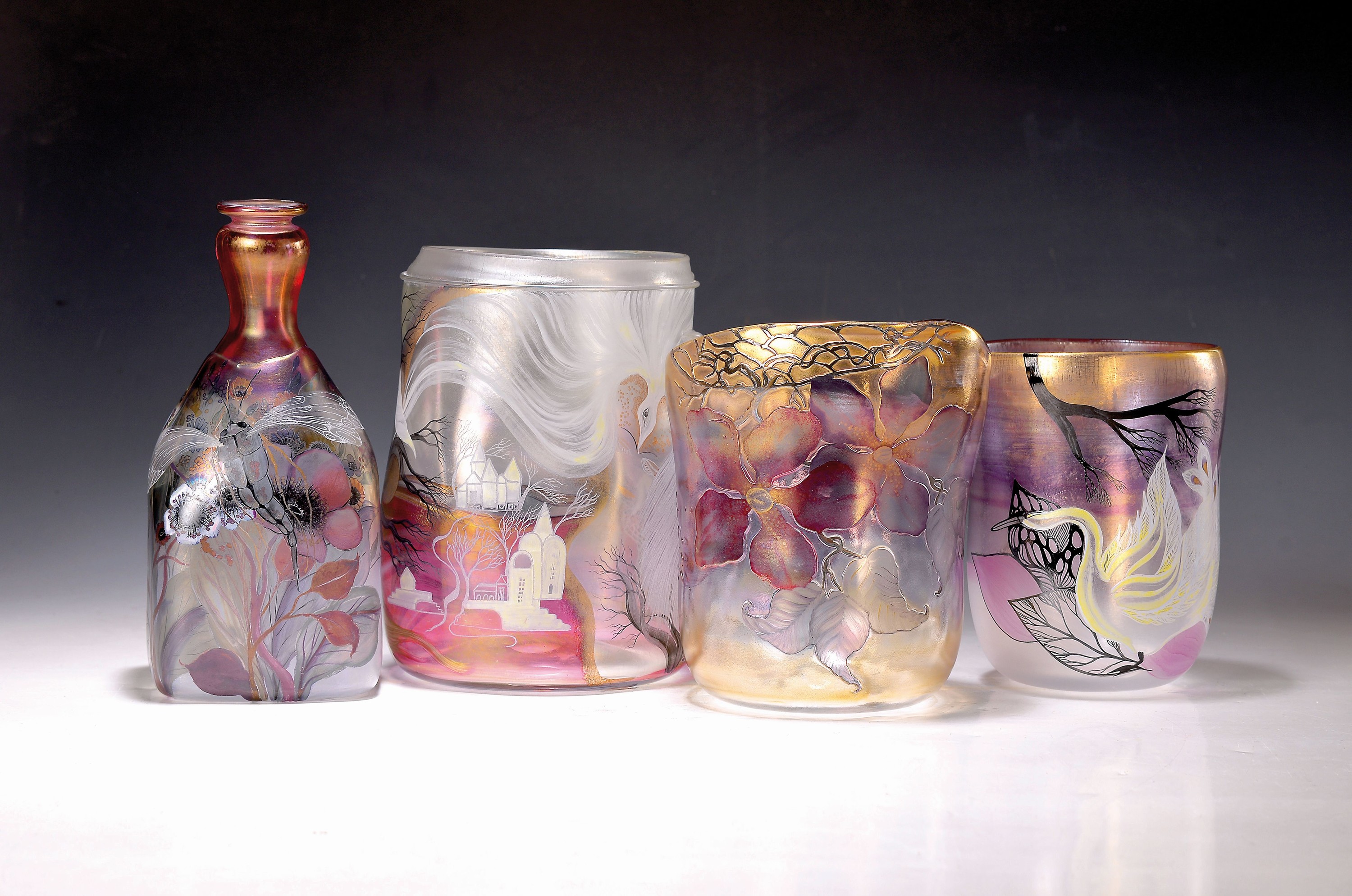 4 Glasziervasen/Gefäße, Eisch, 1980er-Jahre, farbloses Glas, irisiert, feine Emailmalerei im Stil des Jugendstils je am Boden signiert und datiert ...