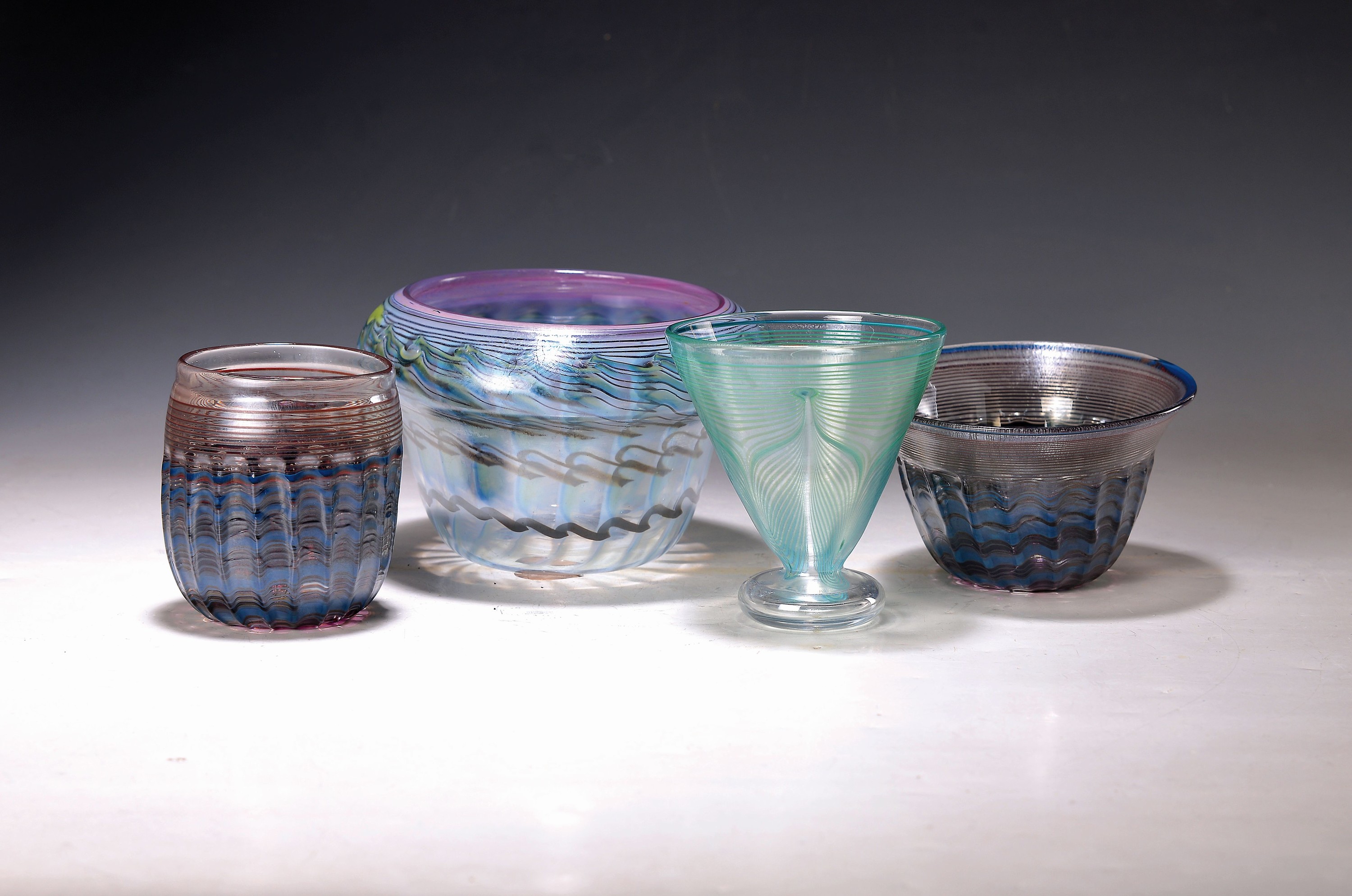 4 Glasziervasen/Schalen, Eisch, 1980er- Jahre, farbloses Glas mit unterschiedlichen Ein- und Aufschmelzungen, am Boden je signiert und datiert ...