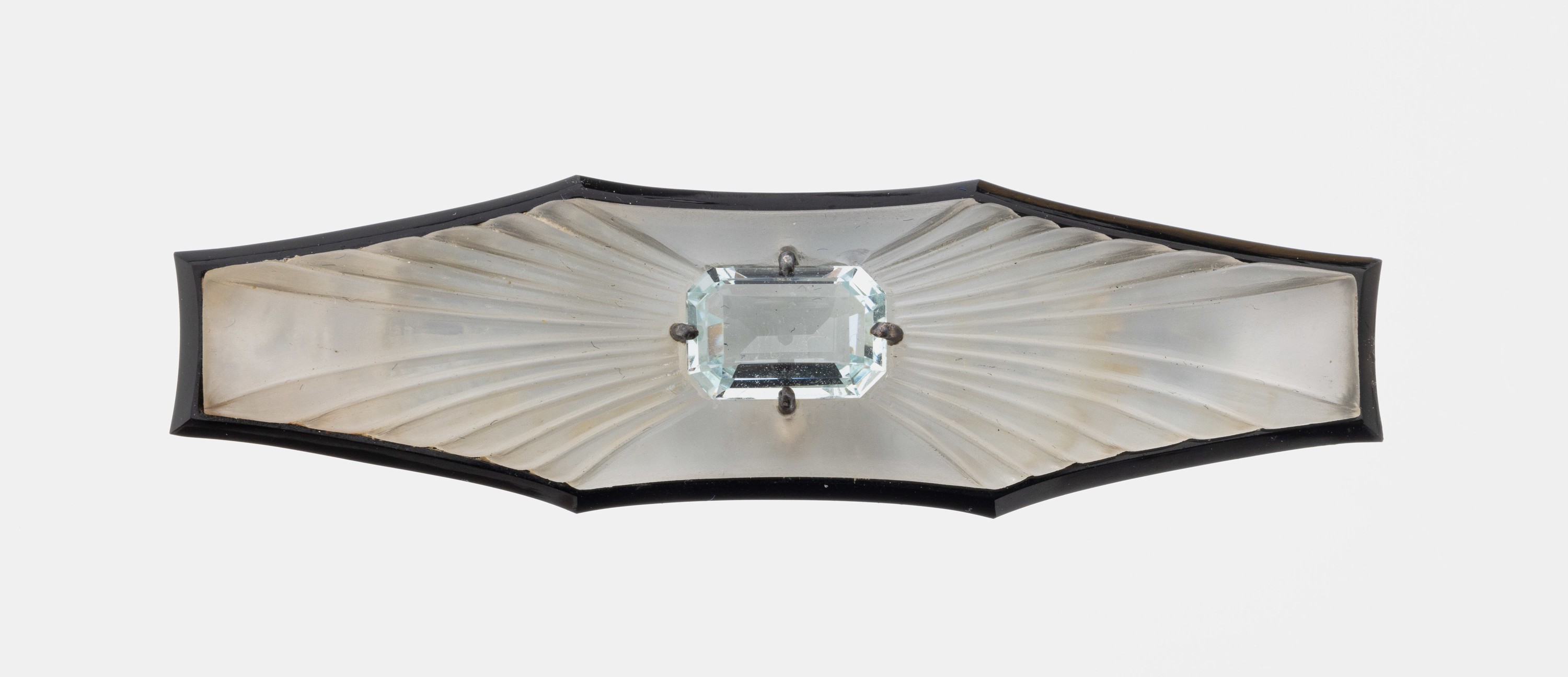 14 kt Gold Art Deco Bergkristall-Aquamarin- Onyx-Brosche, Idar-Oberstein um 1925, GG/WG585/000, reines Art-Deco, 8-fach geschweift, Mittelteil ...