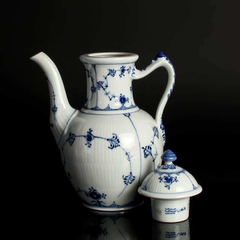 Detail b: Kaffeeset, Royal Copenhagen, 2.Hälfte 20.Jh., Musselmalet, Porzellan, unterglasurblauer Dekor, 6 Kaffeetassen mit UT, Kaffeekanne, Alterssp.
