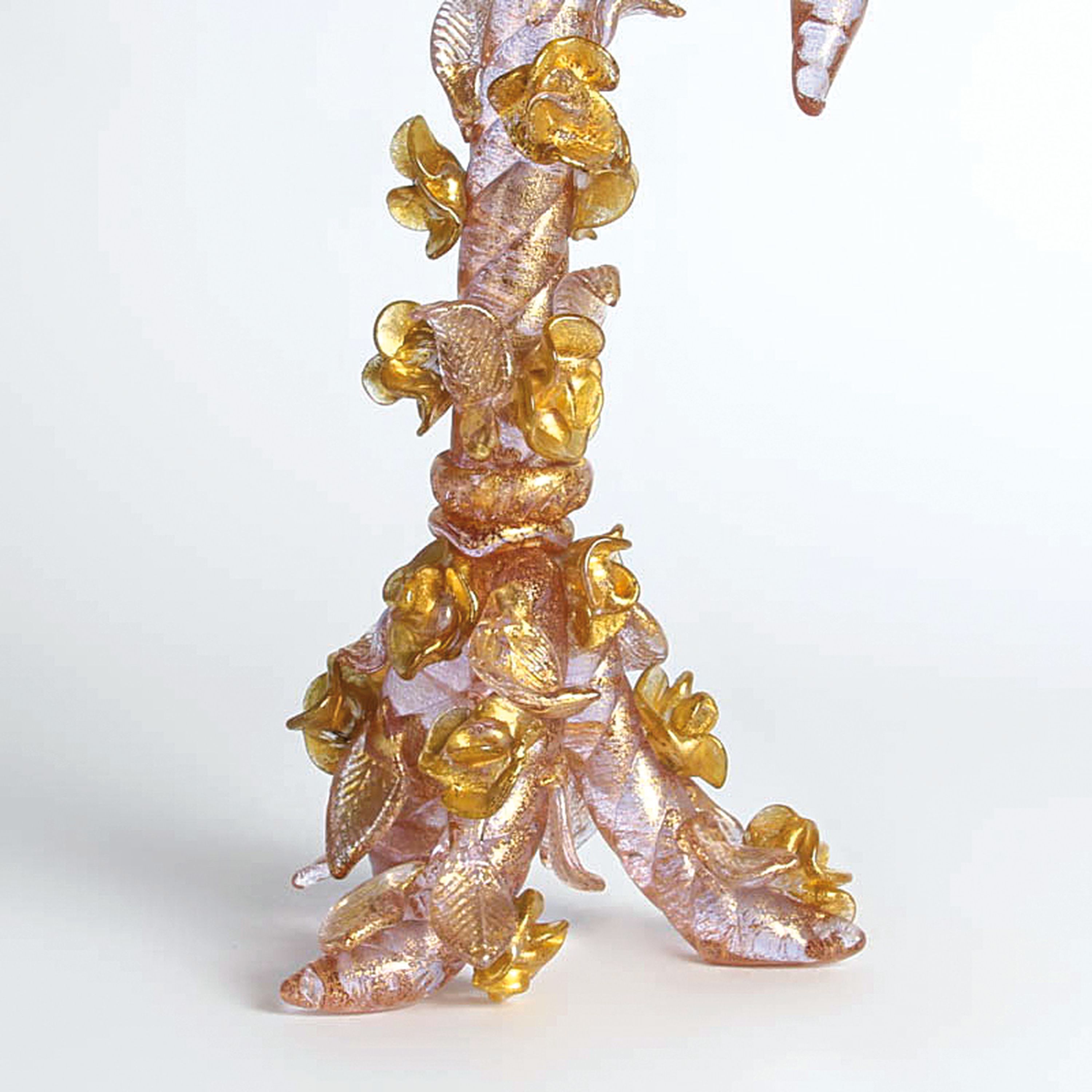 Detail b: Glasleuchter, Ermanno Nason für Cenedese, Murano, Italien, 1963-72, Neodymium-Glas, Goldmalerei, Rosenrankenform mit applizierten Blüten und ...