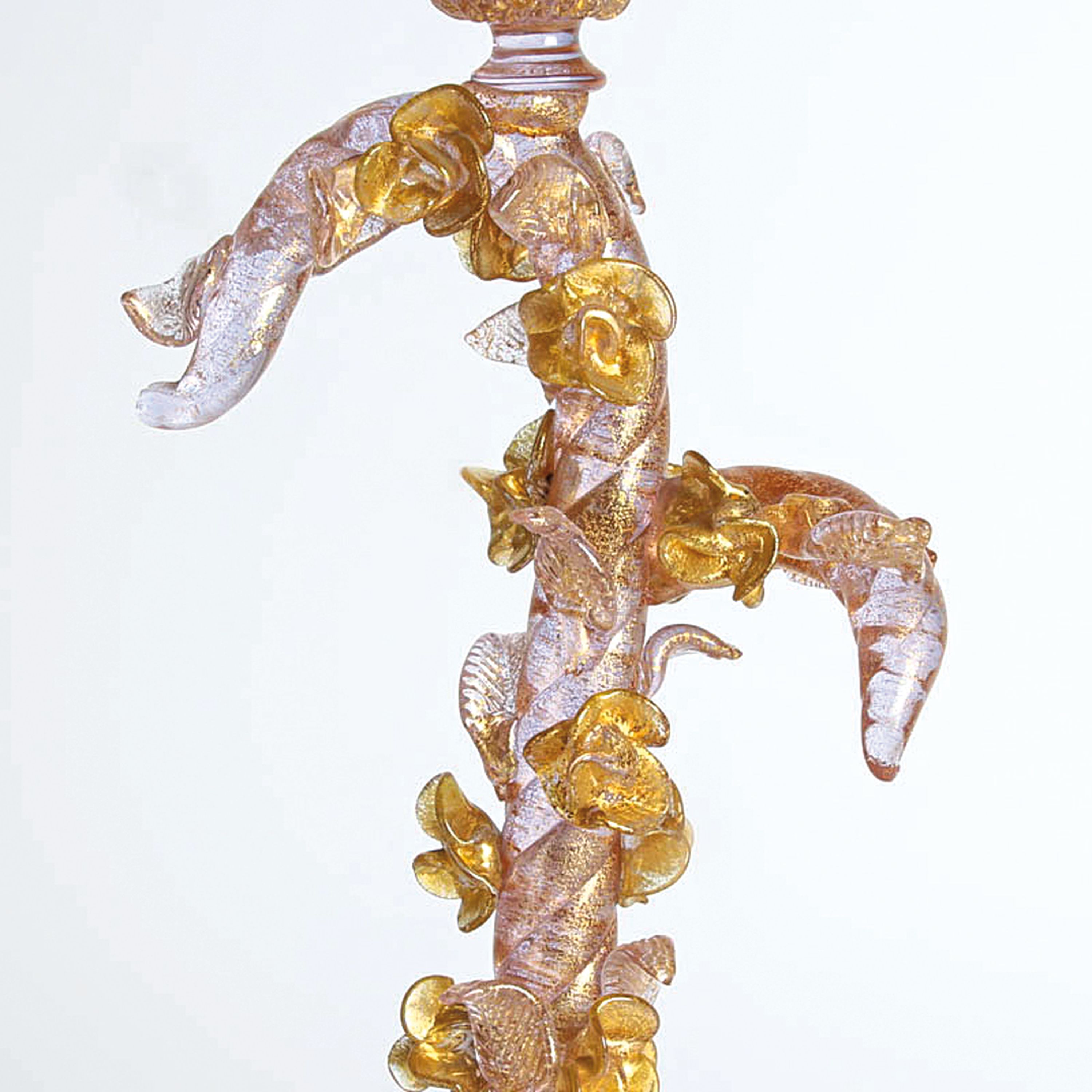 Detail c: Glasleuchter, Ermanno Nason für Cenedese, Murano, Italien, 1963-72, Neodymium-Glas, Goldmalerei, Rosenrankenform mit applizierten Blüten und ...