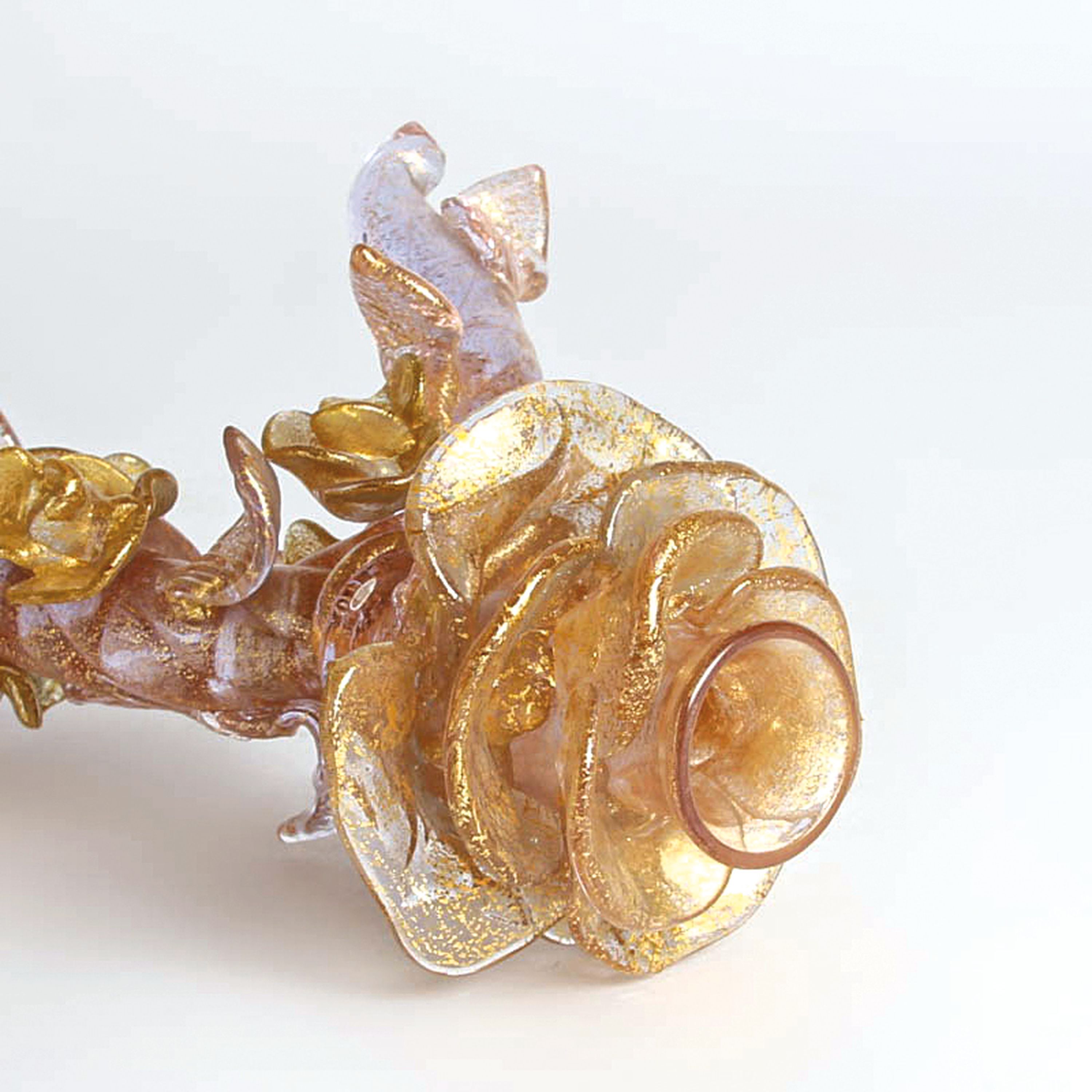 Detail f: Glasleuchter, Ermanno Nason für Cenedese, Murano, Italien, 1963-72, Neodymium-Glas, Goldmalerei, Rosenrankenform mit applizierten Blüten und ...